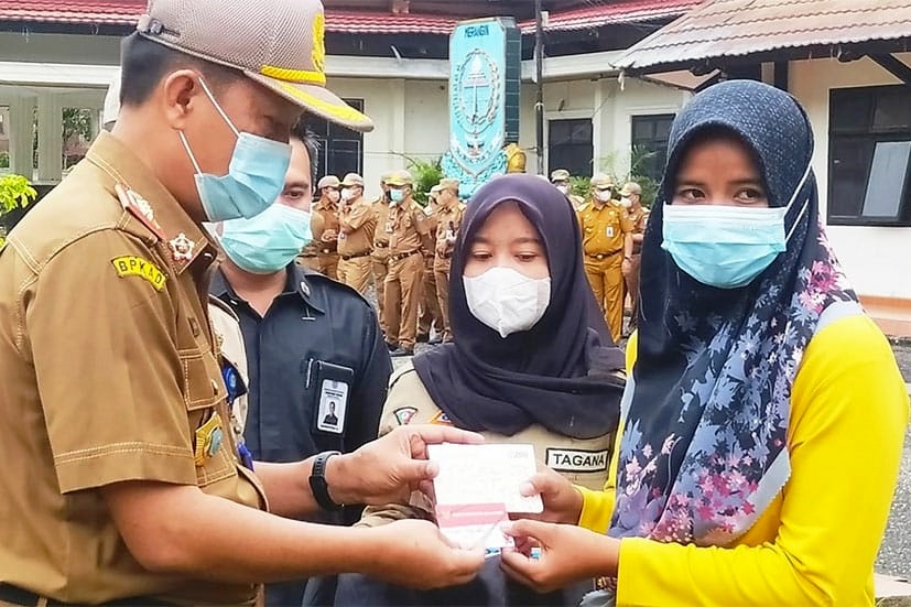 Sekda Kabupaten Merangin Fajarman menyerahkan kartu PKH secara simbolis kepada 11 KK warga Merangin, Senin (31/1).