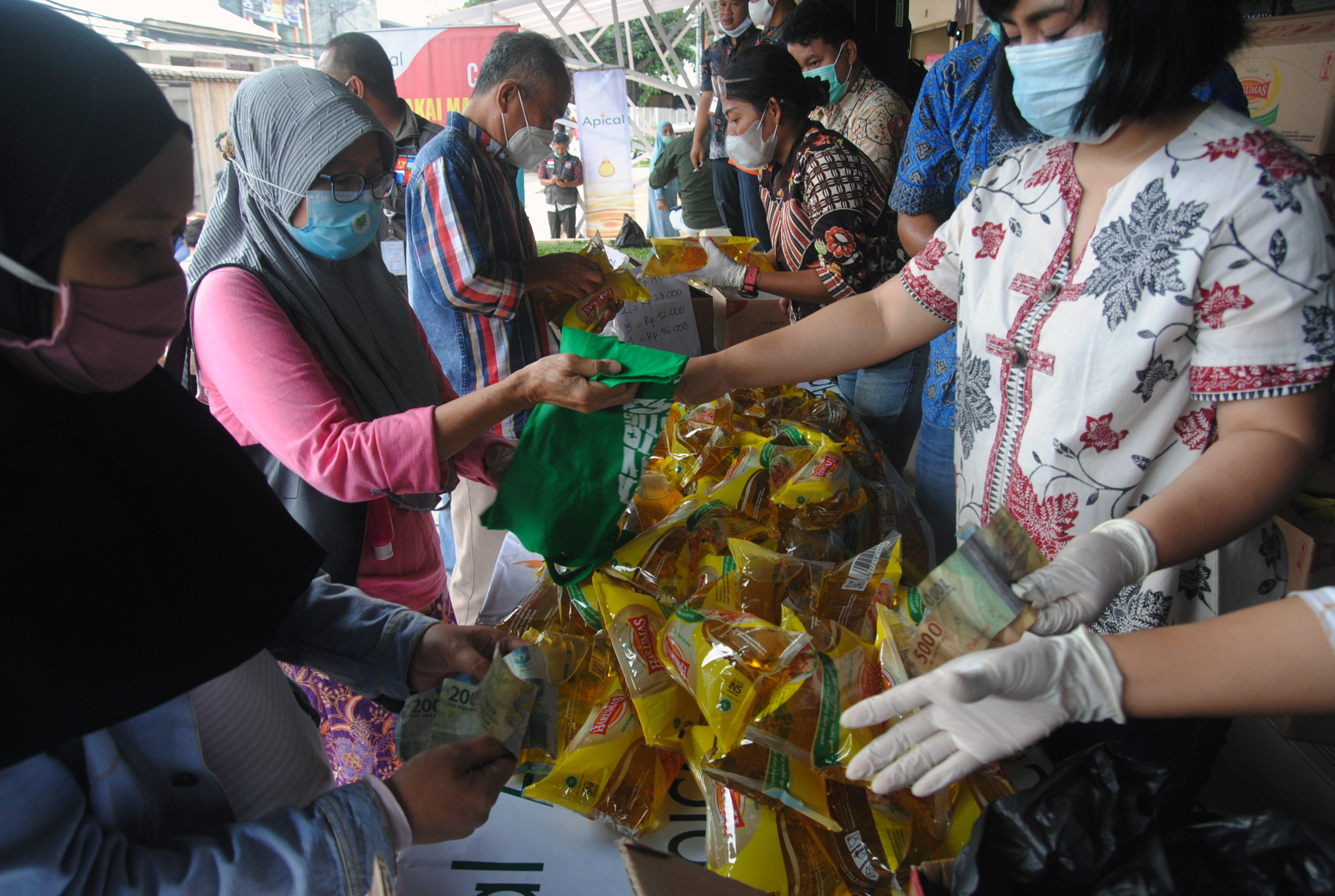 ilustrasi operasi pasar minyak goreng