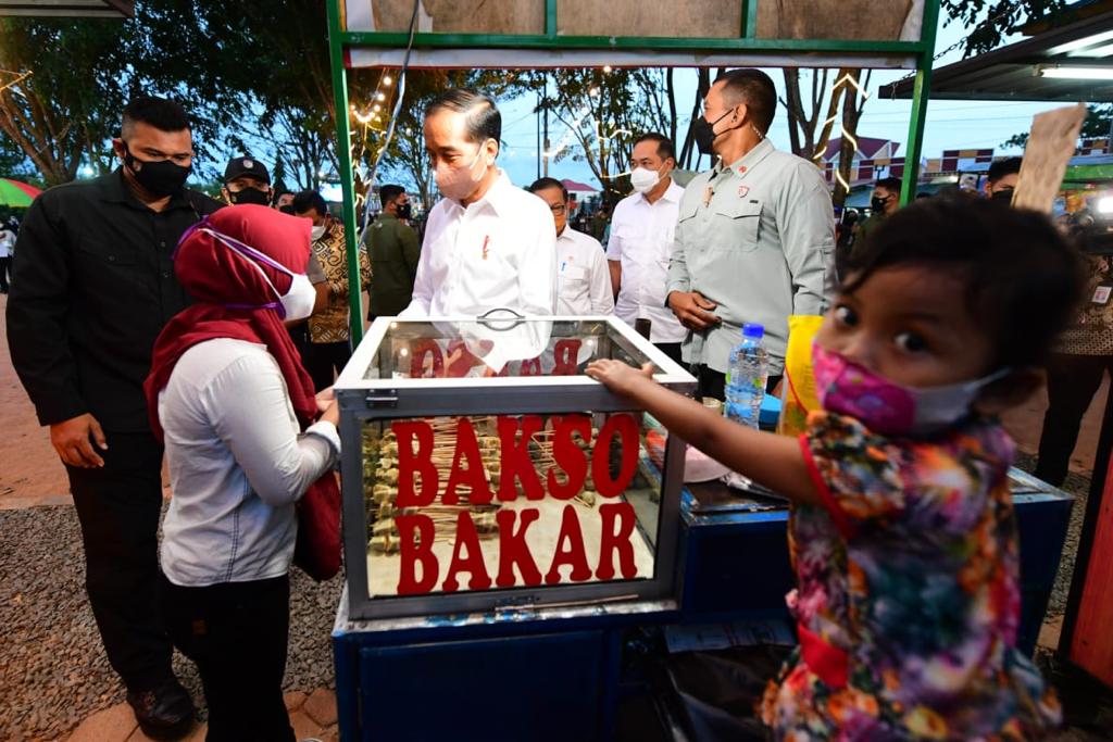 Presiden Joko Widodo menyerahkan bantuan tunai bagi pedagang di Pasar Bintan Center 