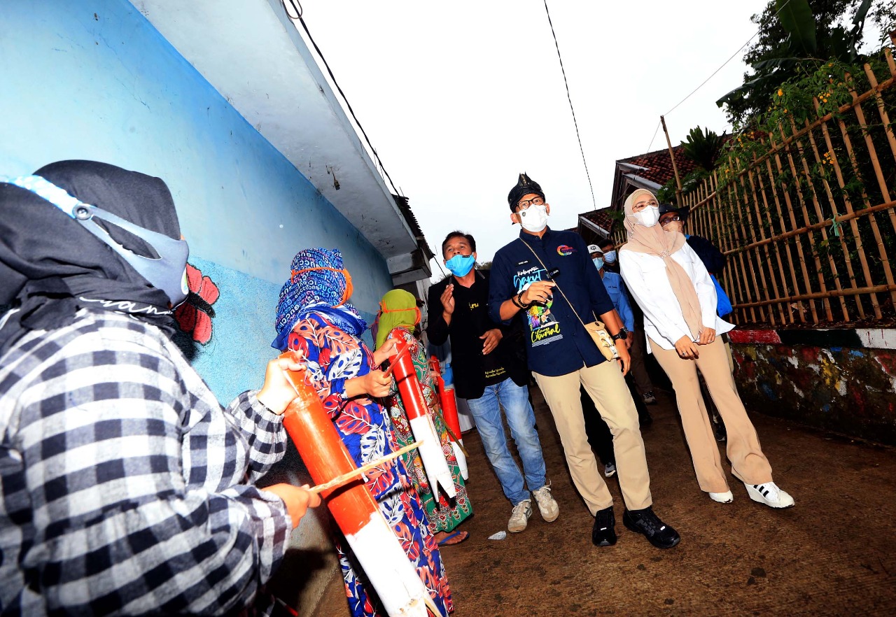 Menparekraf Sandiaga Salahuddin Uno disambut antusias warga Desa Wisata Saung Ciburial, Kecamatan Samarang, Garut, Jawa Barat.