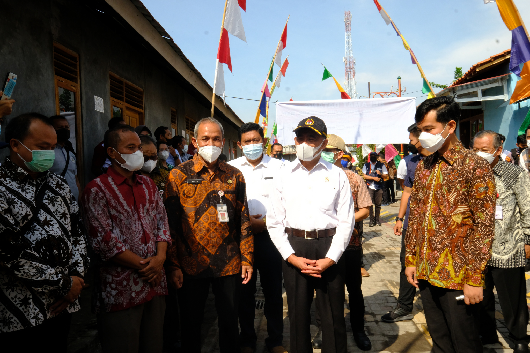 Menko Pembangunan Manusia dan Kebudayaan Muhadjir Effendy dan Wali Kota Surakarta Gibran Rakabuming memulai penataan kawasan kumuh
