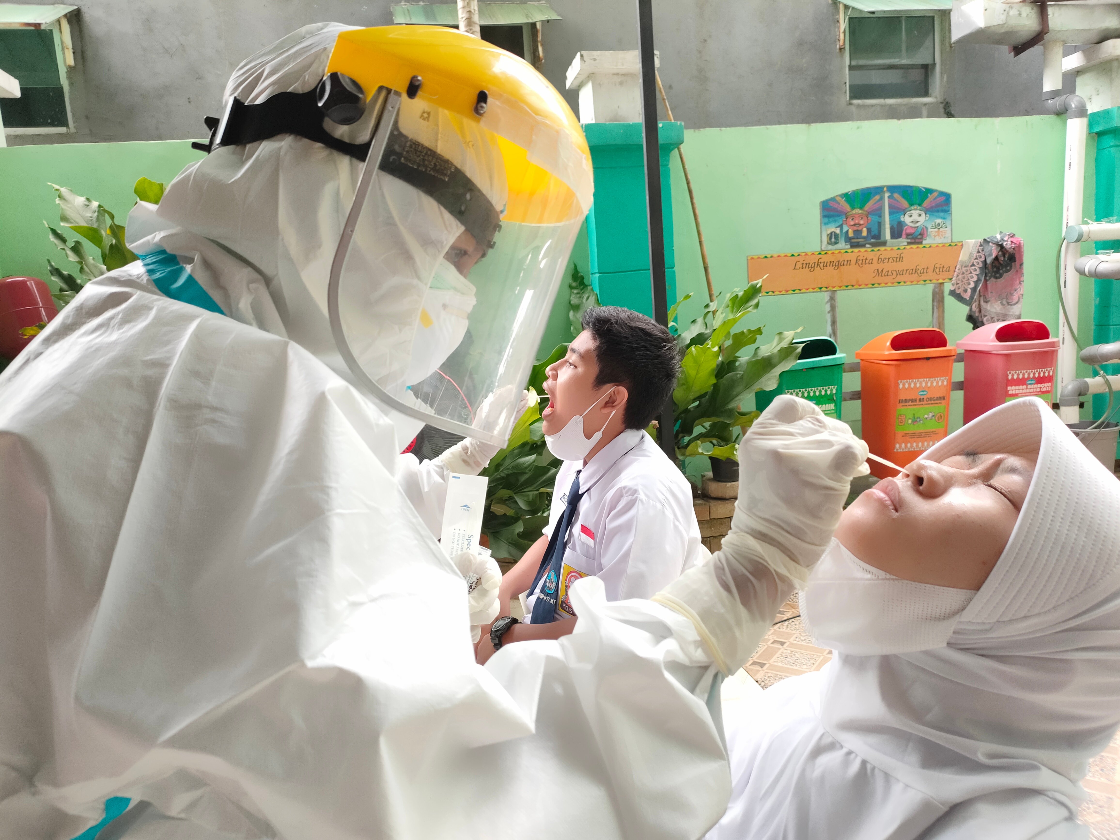 Pelajar SMp 77 mengikuti swab test massal setelah dua rekan mereka positif covid-19.