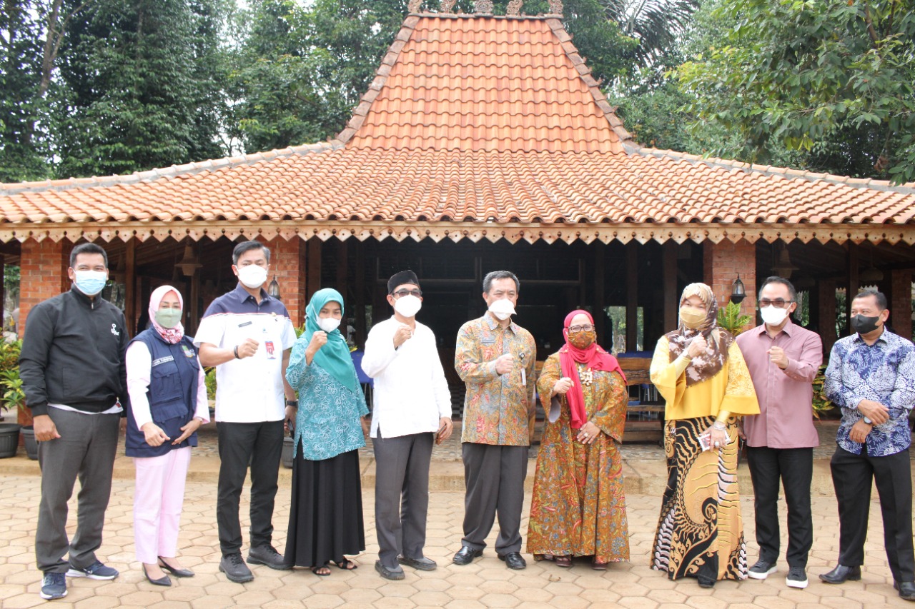 Pemdes Kemendagri Yusharto Huntoyungo,  Direktur Kelembagaan dan Kerja Sama Desa Chaerul Dwi Sapta tinjau  di Desa Kertarahayu, Kecamatan Se