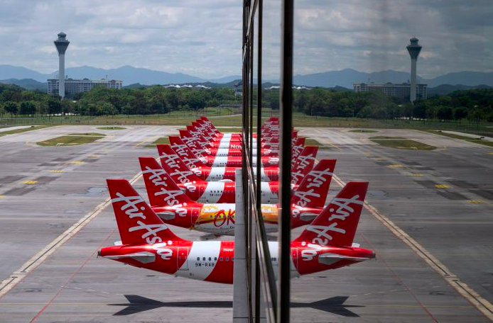 Pesawat milik Airasia terlihat diparkir di Bandara Internasional Kuala Lumpur.