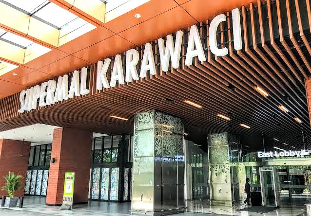 Pusat perbelanjaan supermal karawaci