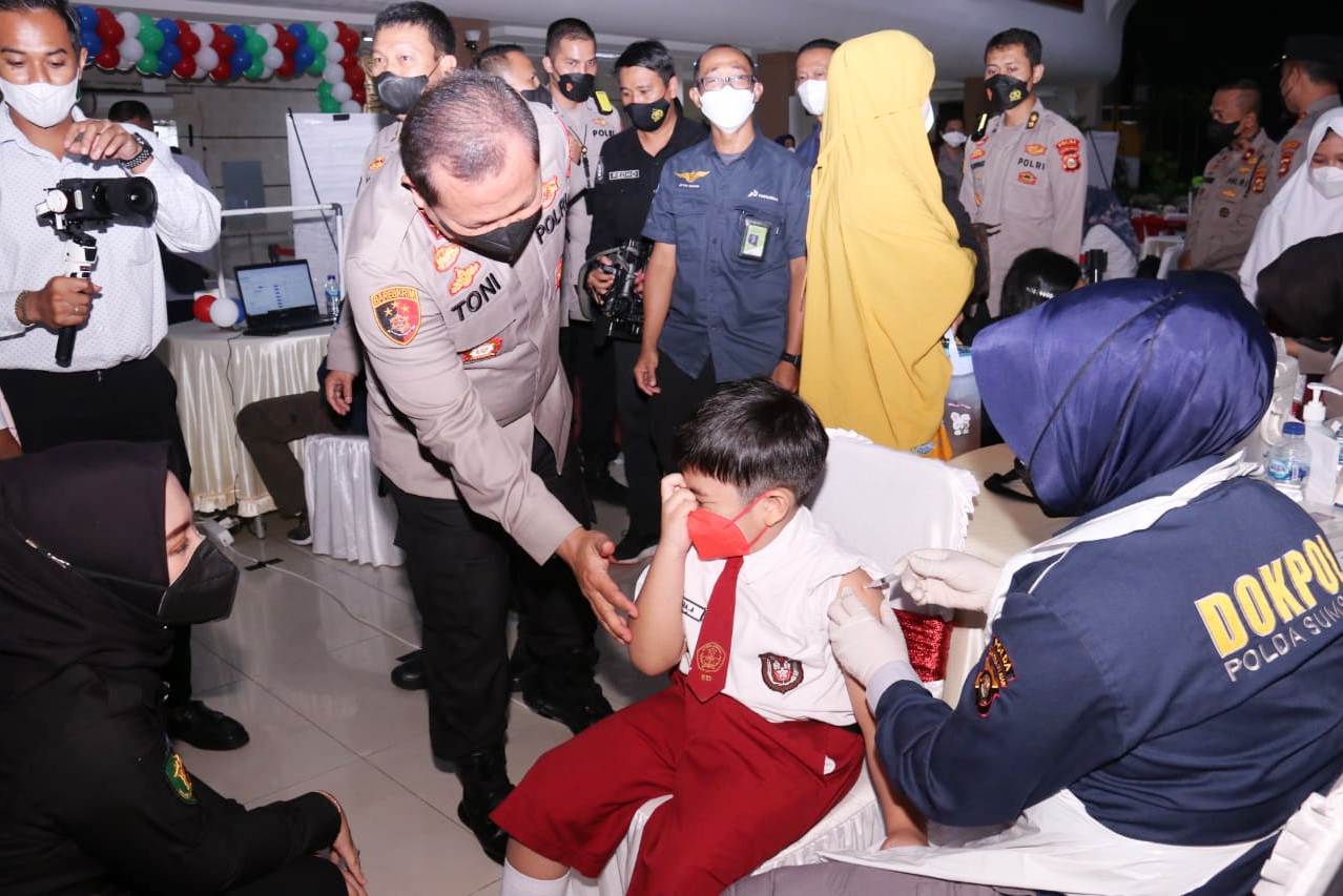  Kapolda Sumsel Irjen Pol Toni Harmanto memantau pelaksanaan vaksinasi anak usia 6-11 tahun di Gedung Ogan Pertamina, Selasa (11/1/2022).