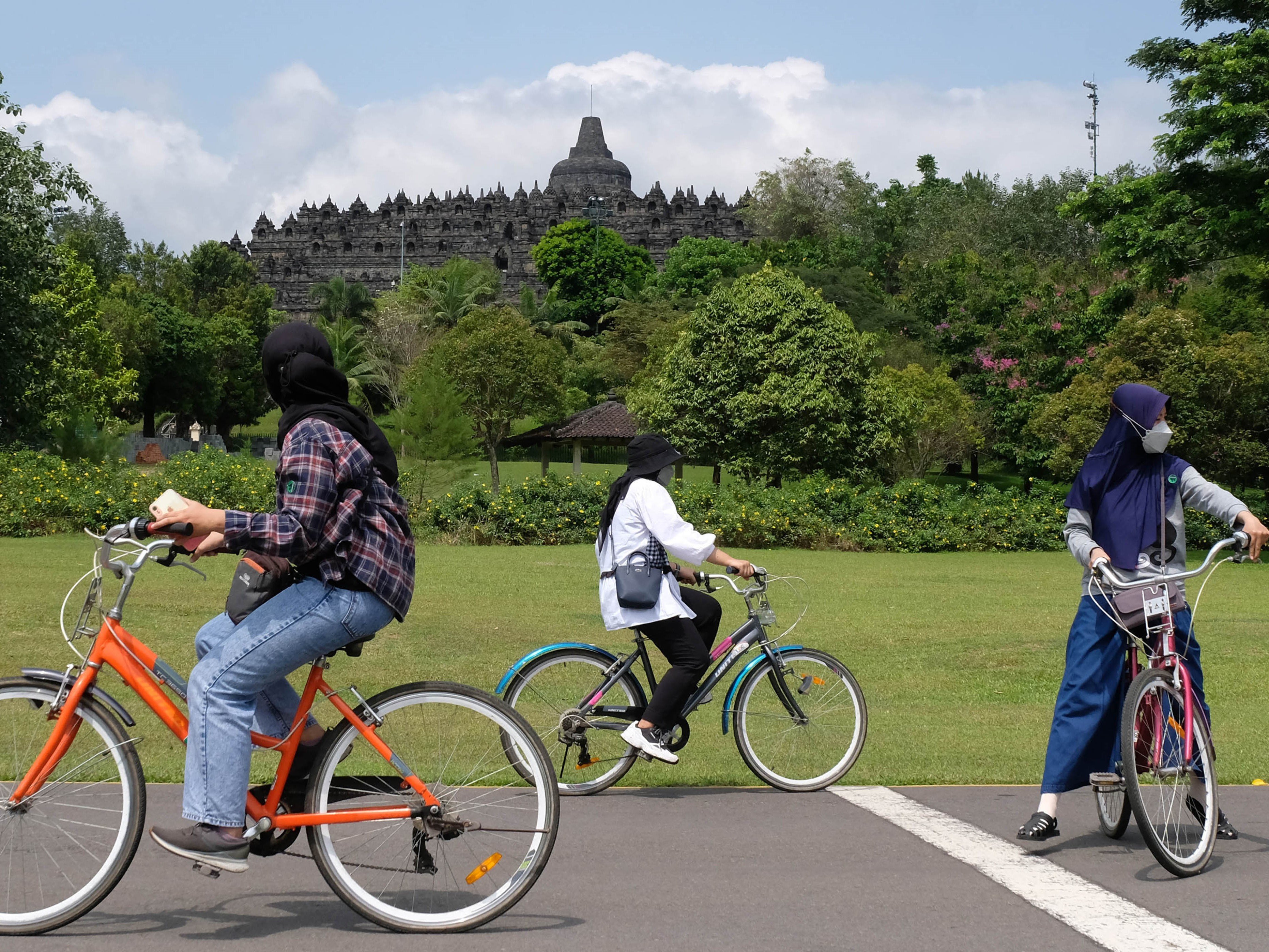 Wisatawan bersepeda mengelilingi kawasan Taman Wisata Candi (TWC) Borobudur, Magelang, Jateng, Senin (25/10/2021).