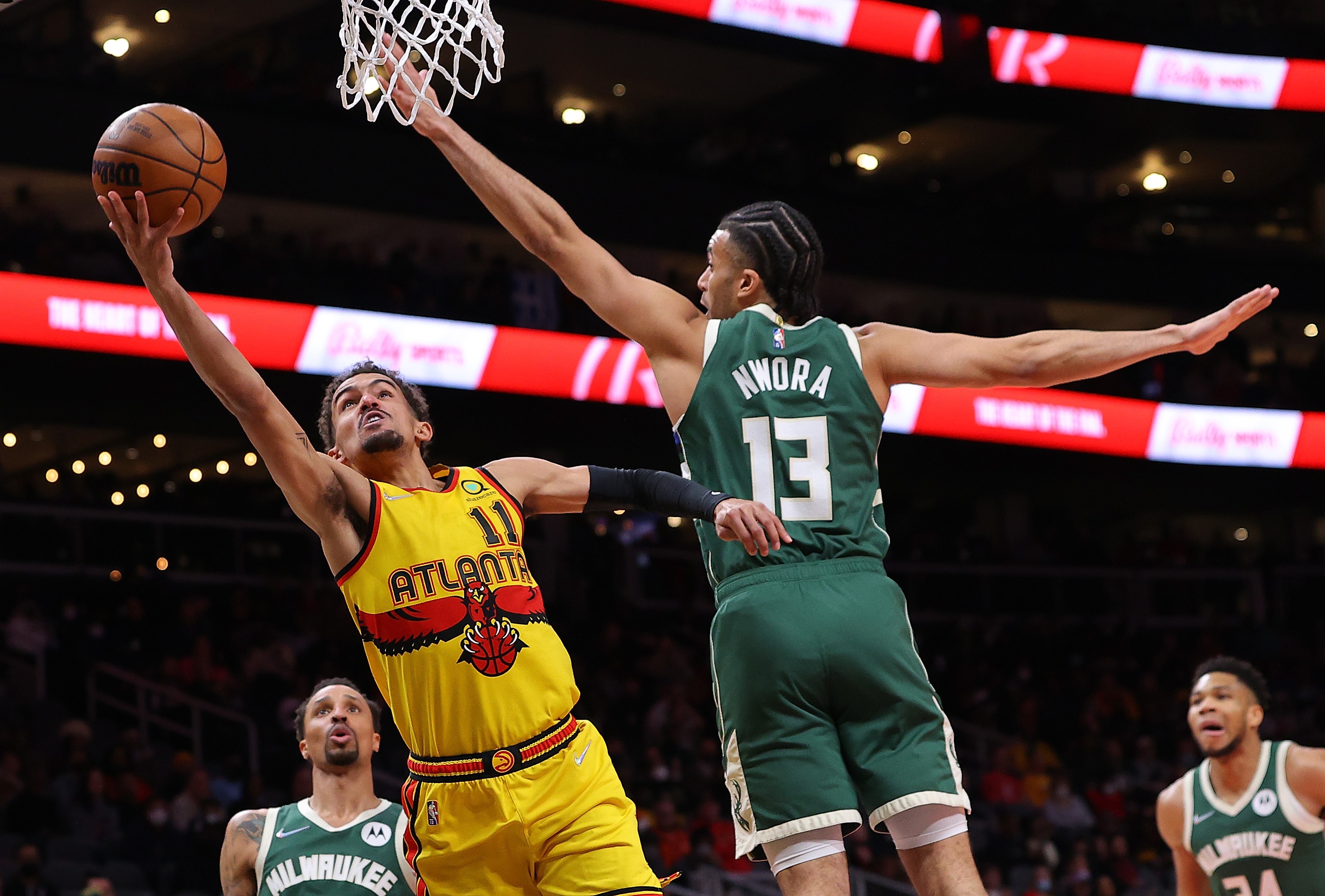  Pemain Atlanta Hawks, Trae Young (kedua dari kiri), melakukan serangan dan Jordan Nwora dari Milwaukee Bucks berusaha memblok. 