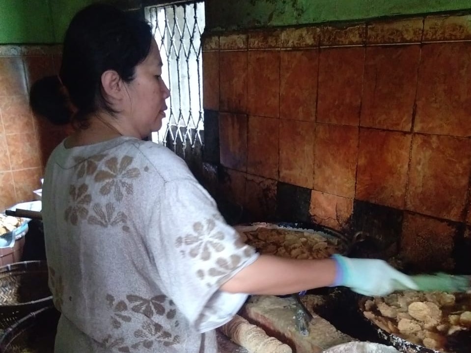 Perajin tempe sedang memproduksi keripik di tempat usahanya Jalan Sanan, Purwantoro, Blimbing, Kota Malang, Jatim, Rabu (5/1).