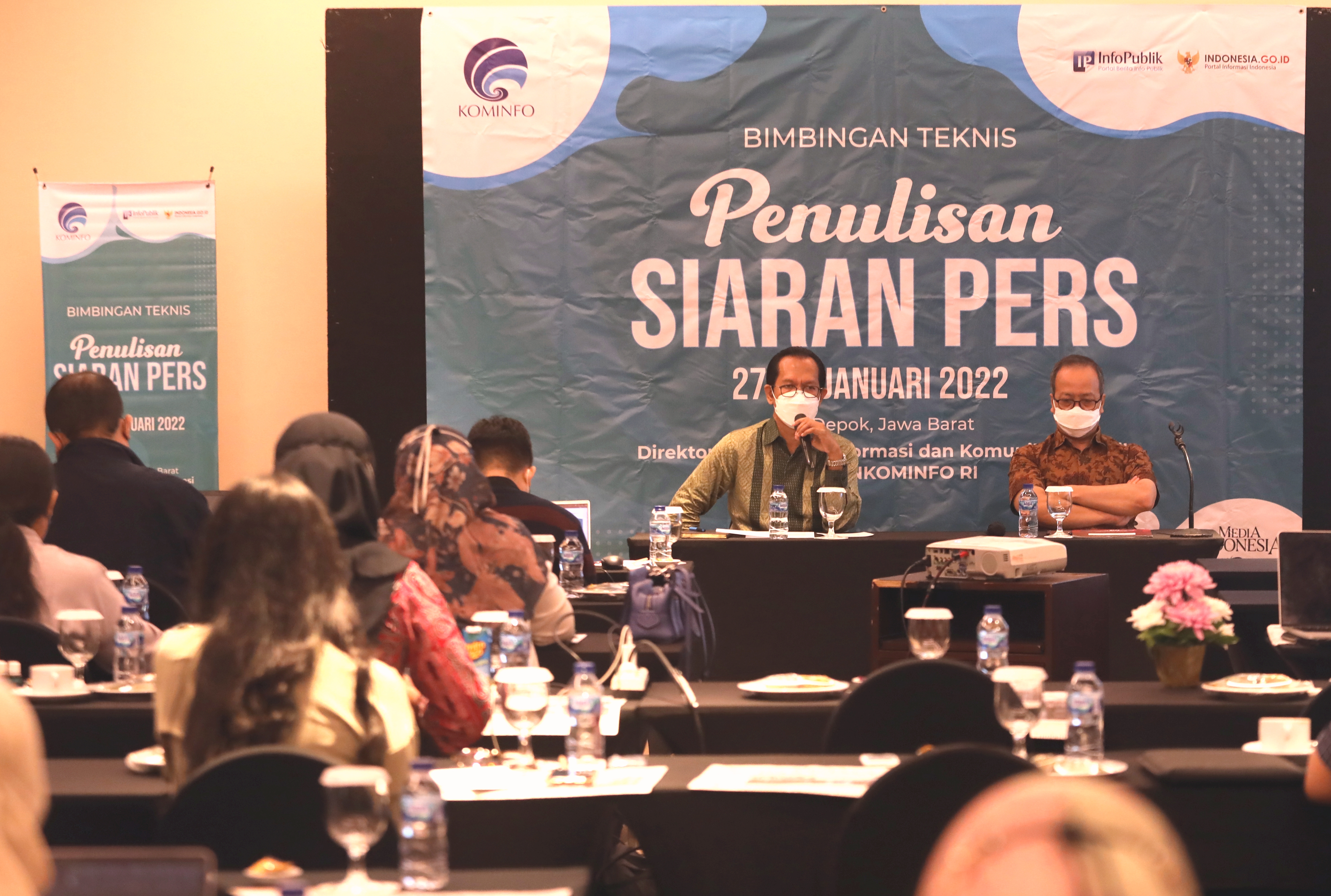 Staf Khusus Menkominfo Philip Gobang memberikan sambutan didampingi Direktur Pengelolaan Media Kemenkominfo Nursodik Gunarjo.