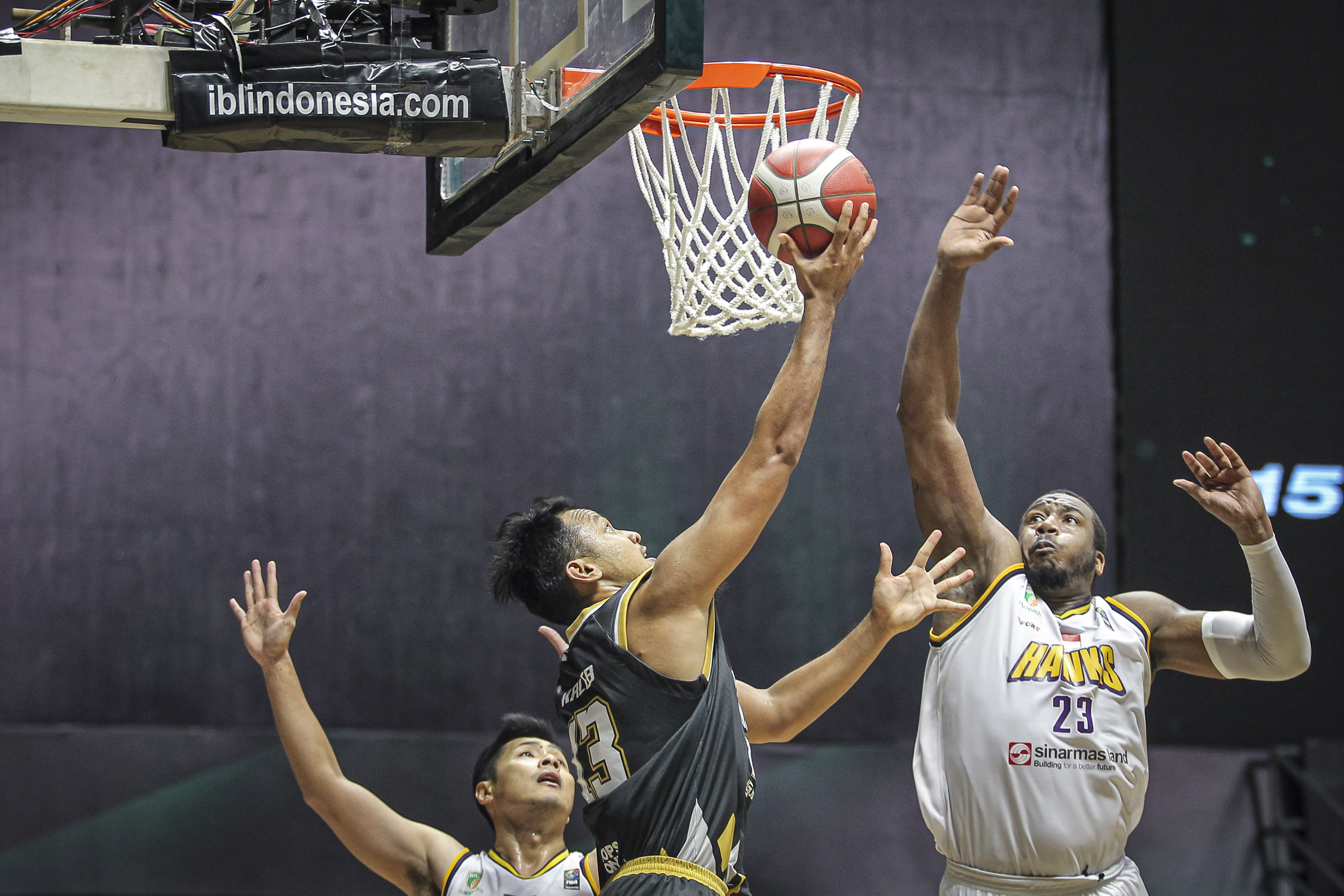 Laga Dewa United Surabaya lawan Tangerang Hawks di IBL 2022