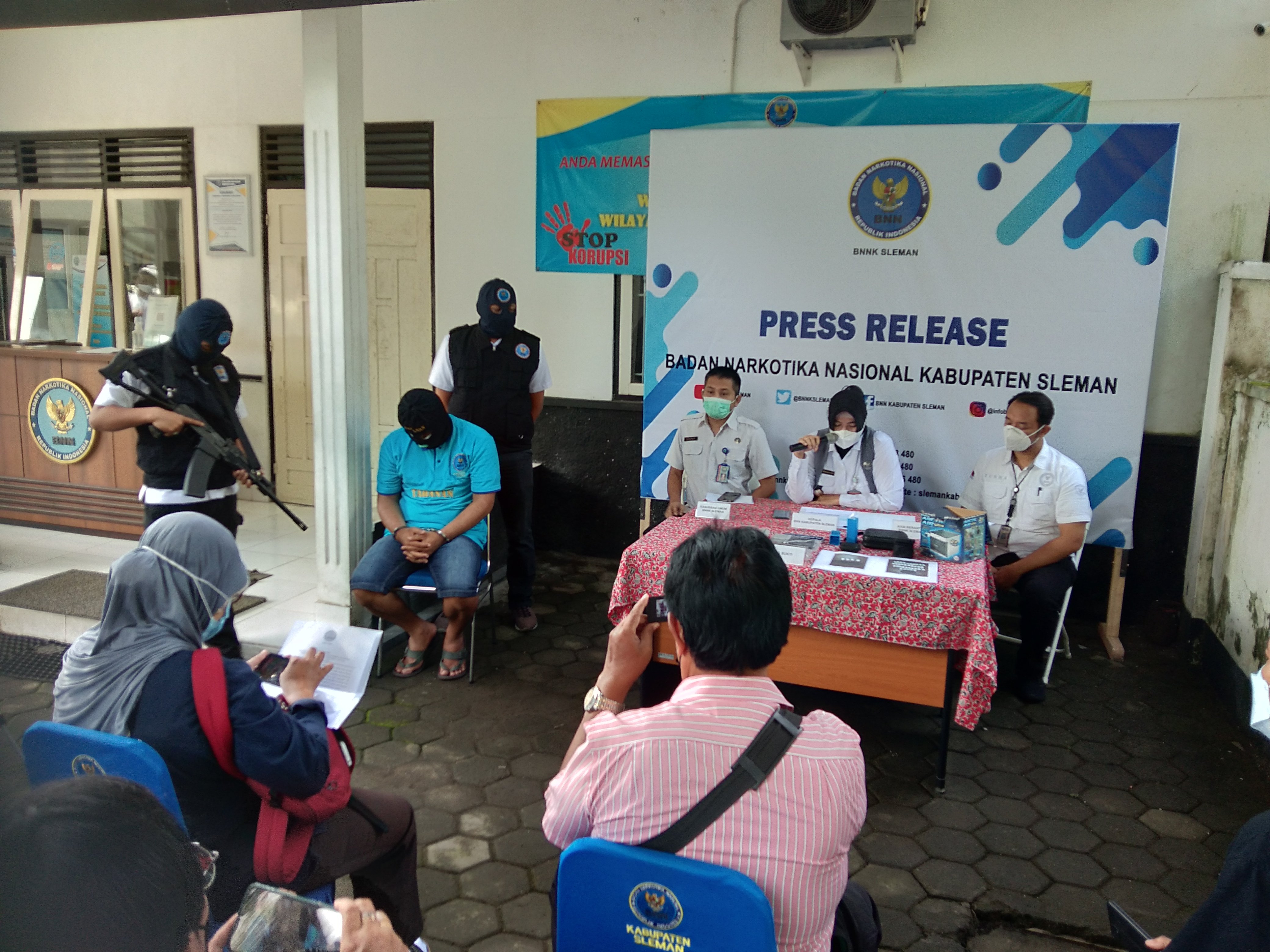 BNN Kabupaten Sleman menangkap pengedar narkoba jenis sabu di Desa Bebas Narkoba, Mlati.