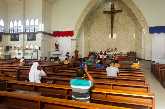 Umat Katolik mengikuti ibadah Misa Minggu di Gereja Katedral, Palangkaraya, Kalimantan Tengah, Minggu (31/5). 