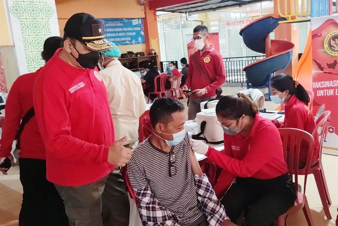 Kepala BIN Daerah Bali Brigjen Pol Hadi Purnomo memantau langsung proses vaksinasi di Bali, Senin (3/1/2022).