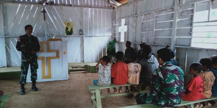 Satgas Yonif 126/KC Bantu Mengajar di Sekolah Minggu di Desa Binaan