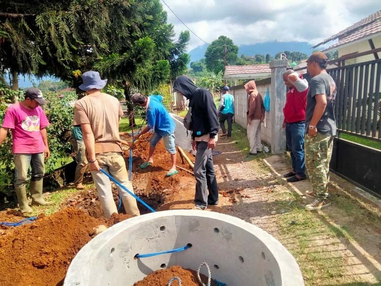 Pembangunan sumur resapan diawali dari lima lokasi dengan jumlah 200 unit yang dibangun di  Kampung Kabandungan dan Cibogo.