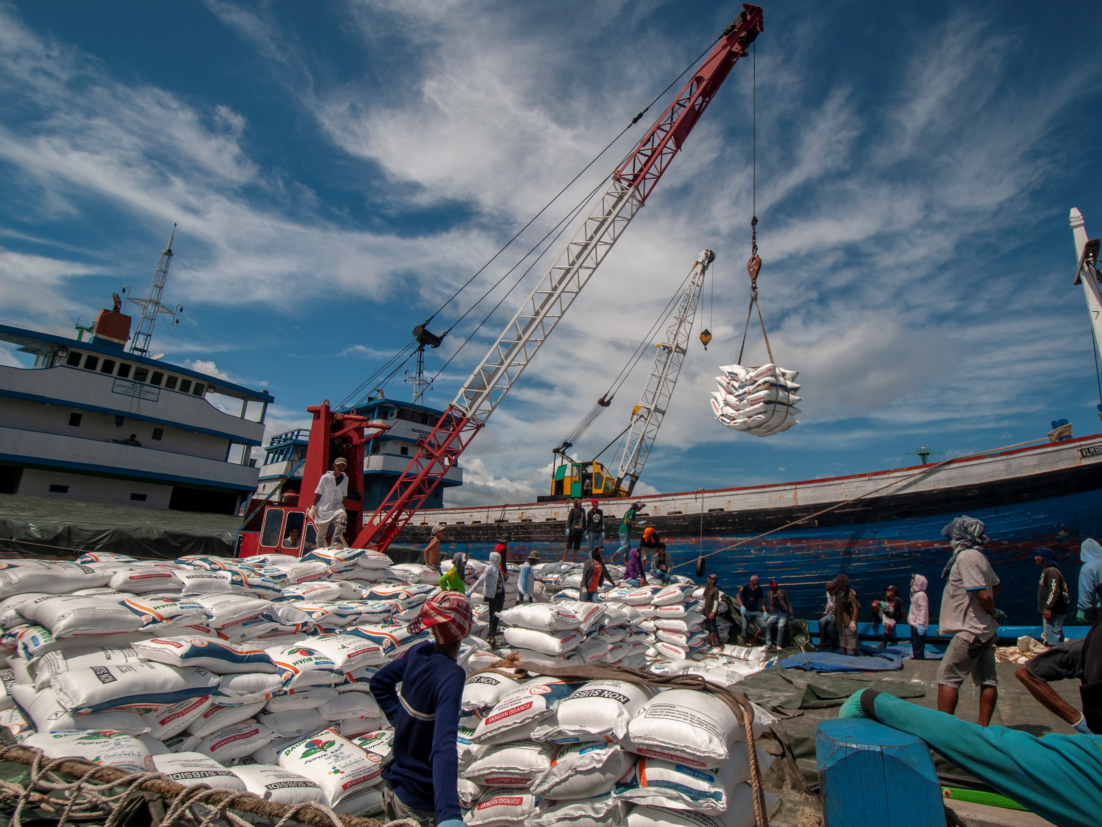  Sejumlah pekerja membongkar pupuk nonsubsidi produksi PT Pupuk Kaltim dari kapal di Pelabuhan Rakyat Donggala, Sulteng.