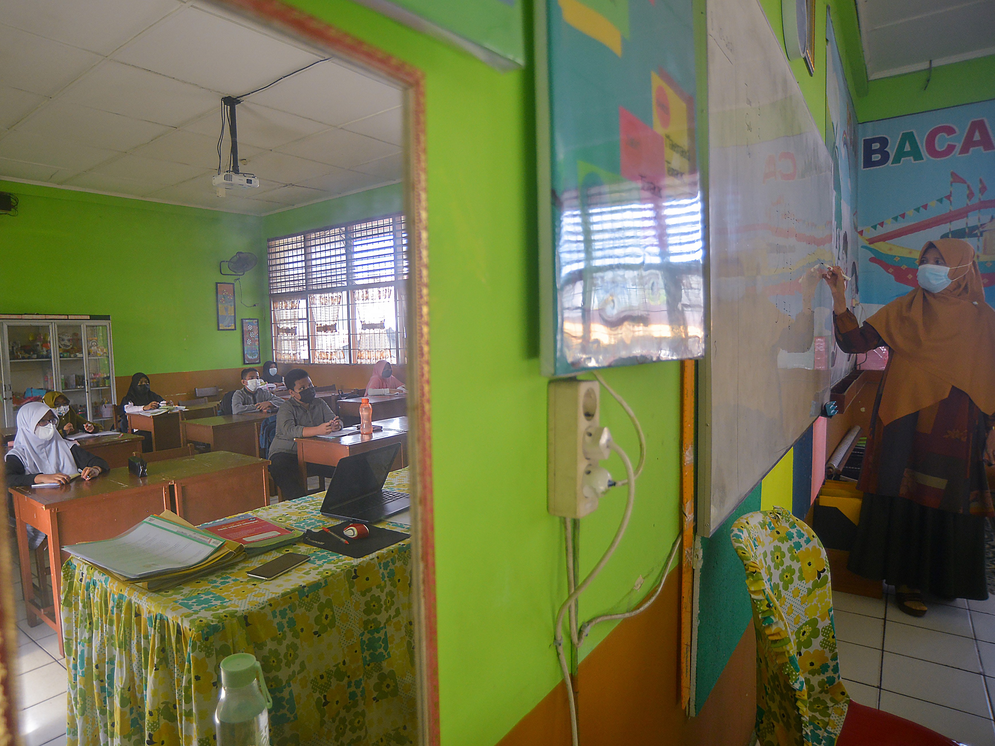 Siswa mengikuti kegiatan pembelajaran tatap muka terbatas dengan berpakaian bebas di SDN Percobaan Padang, Sumatra Barat, Jumat (8/10/2021).