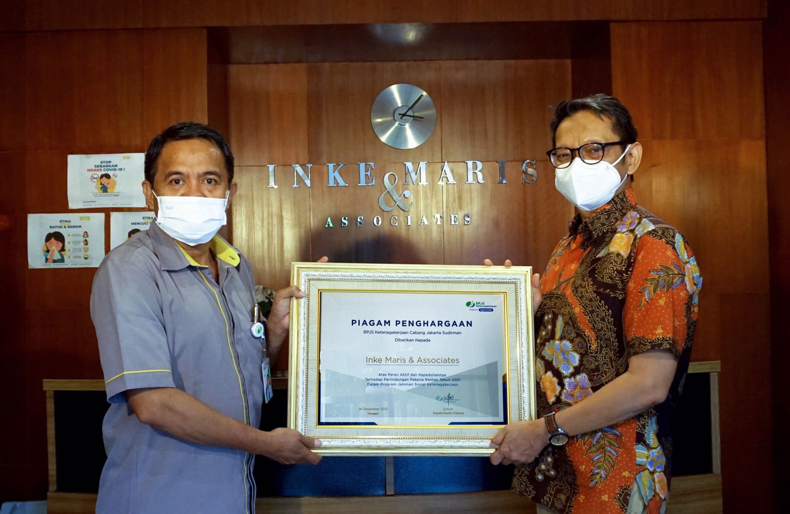 BPJAMSOSTEK Jakarta Sudirman memberi penghargaan kepada Inke Maris & Associates, terkait program peduli perlindungan pekerja rentan.