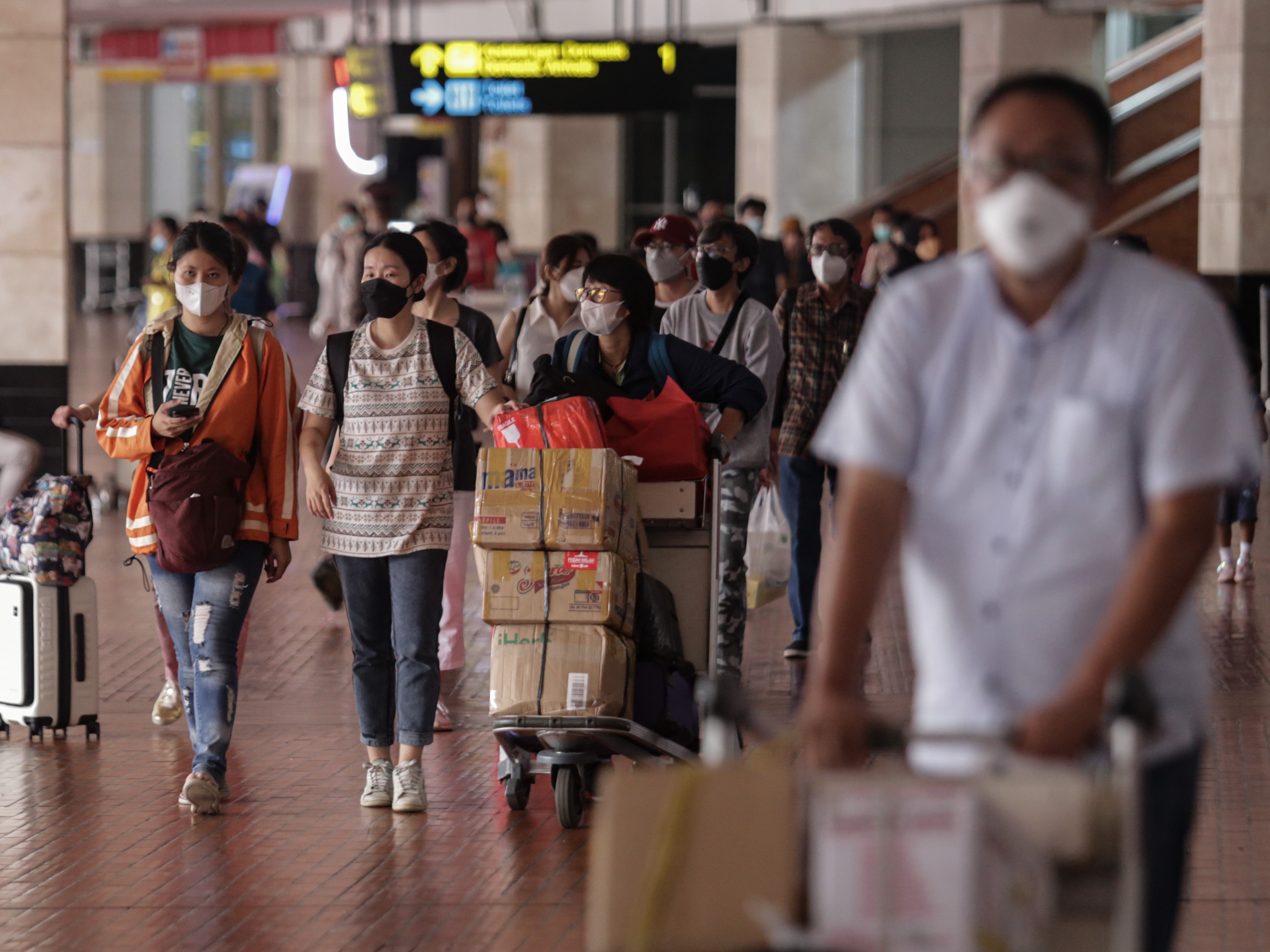 Sejumlah penumpang pesawat di Terminal 2 Kedatangan Domestik Bandara Internasional Soekarno-Hatta, Tangerang, Banten, Minggu (2/1).