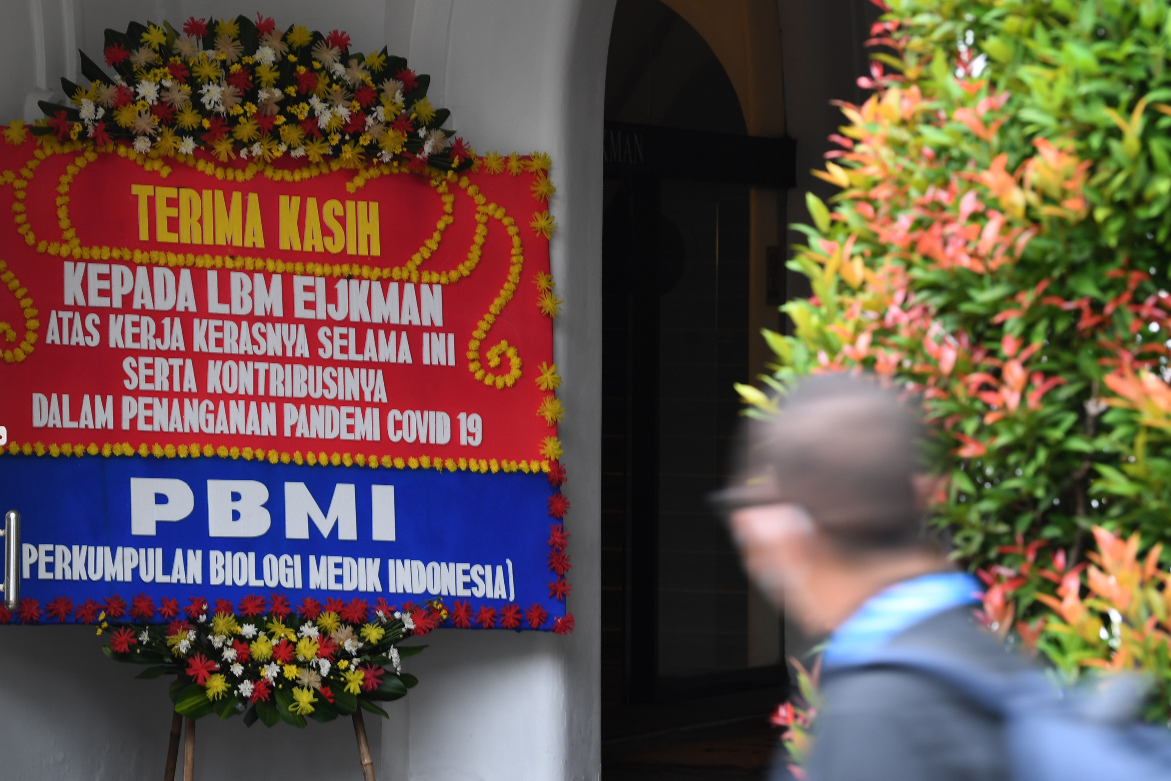 PELEBURAN LBM EIJKMAN KE BRIN: Karangan bunga ucapan terima kasih kepada LBM Eijkman di Kantor LBM Eijkman Jakarta, Senin (3/1/2022). 