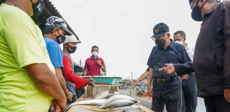Wapres Borong Hasil Laut di Pulau Cangkir