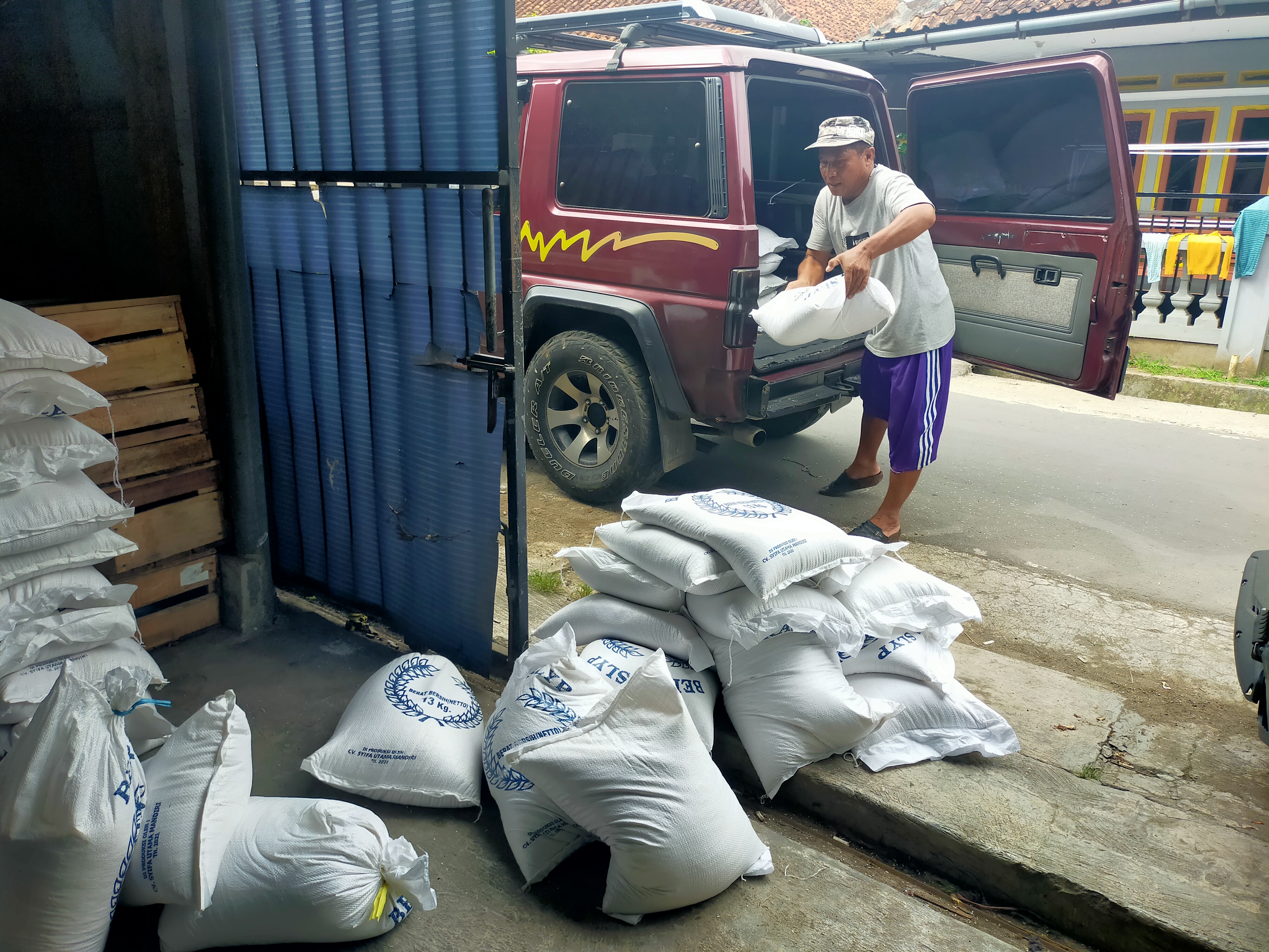 Warga Tasikmalaya mengembalikan beras BPNT yang tidak layak dikonsumsi ke agen penyalur