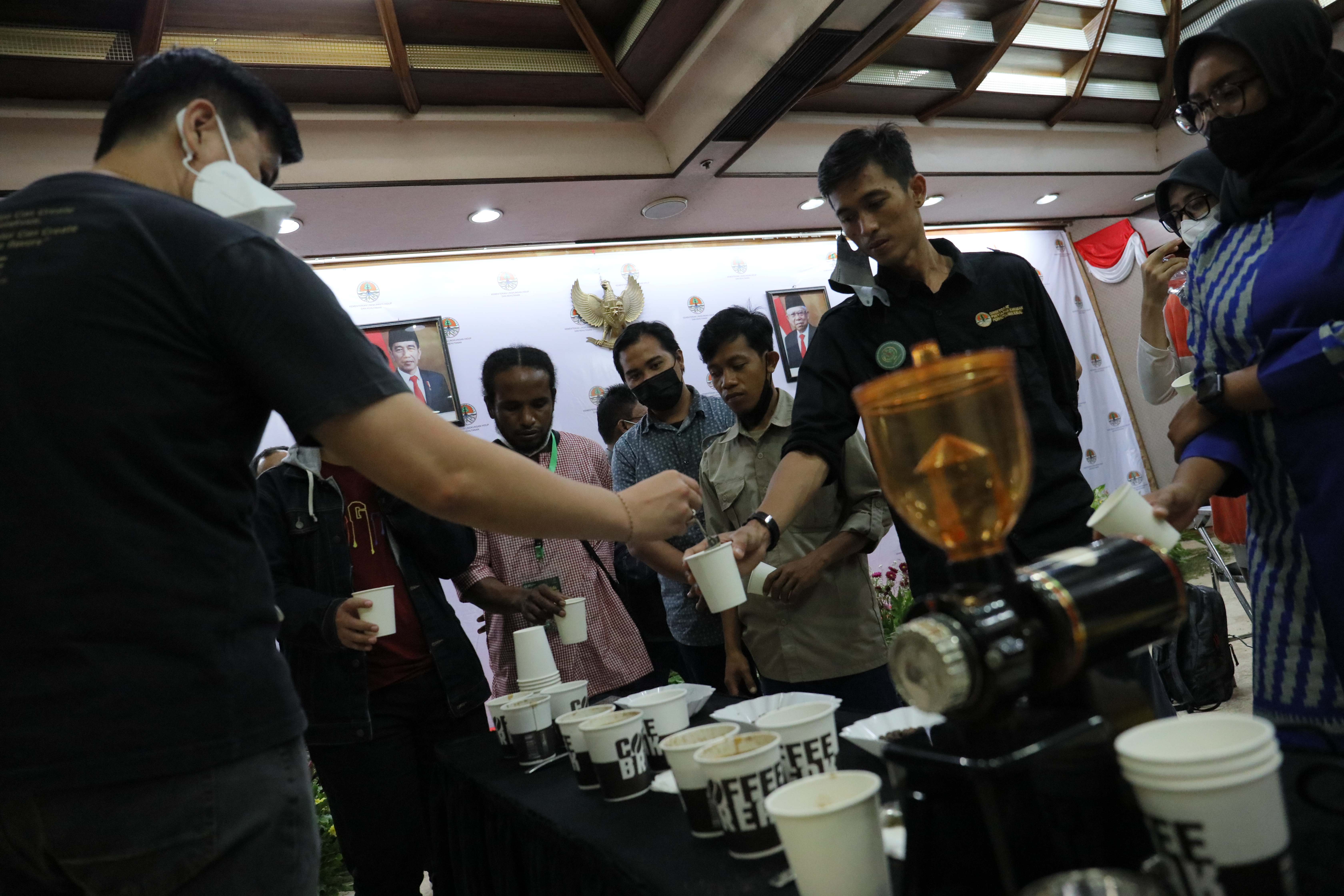Barista William Edison menunjukkan racikan kopi kepada peserta dalam rangkaian Festival PeSoNa Kopi Argoforestry 2022 di Manggala Wanabati.
