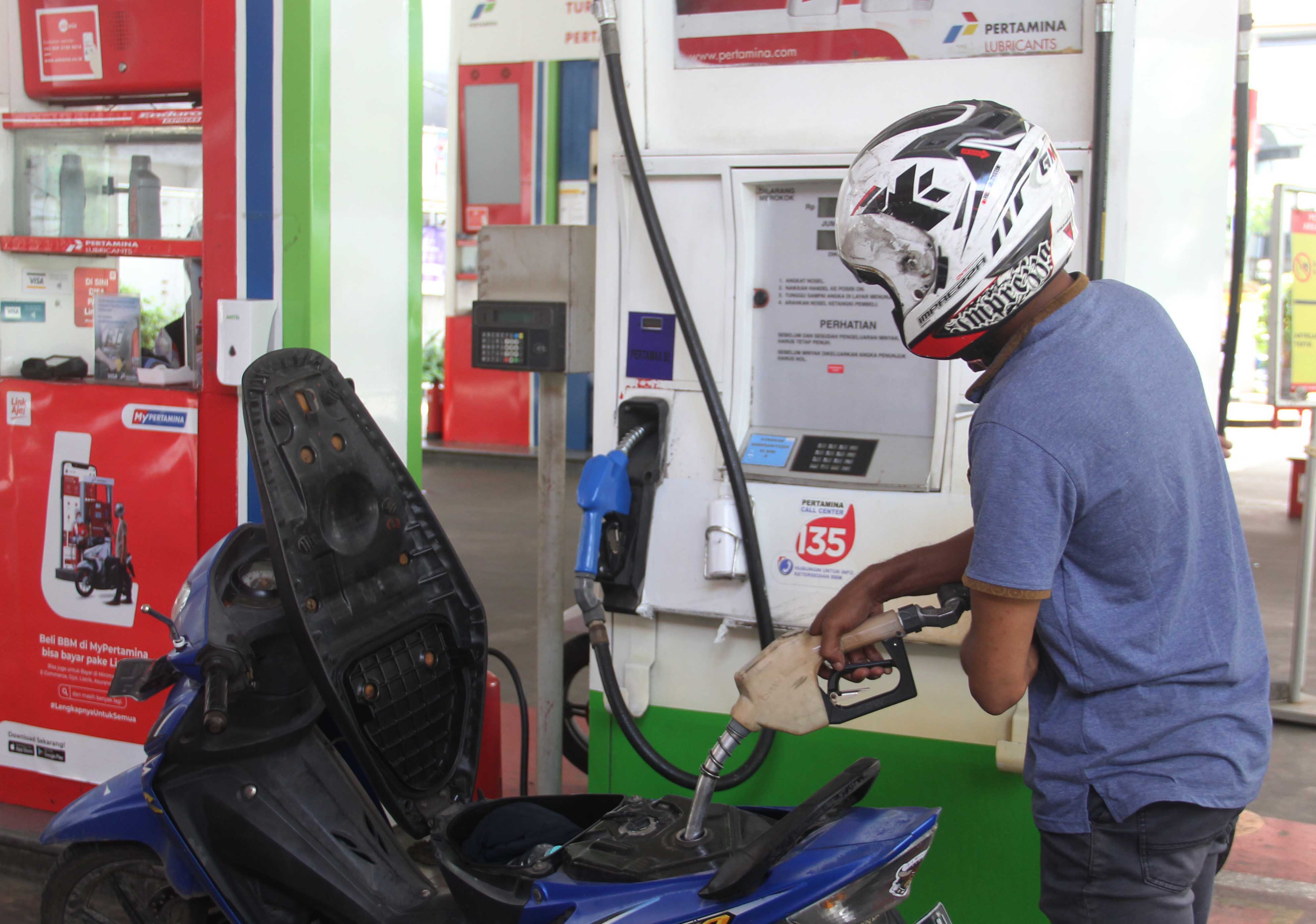  Pegendara Motor mengisi bahan bakar minyak Pertalite di SPBU, Menteng, Jakrta, Minggu (26/12/2021). 