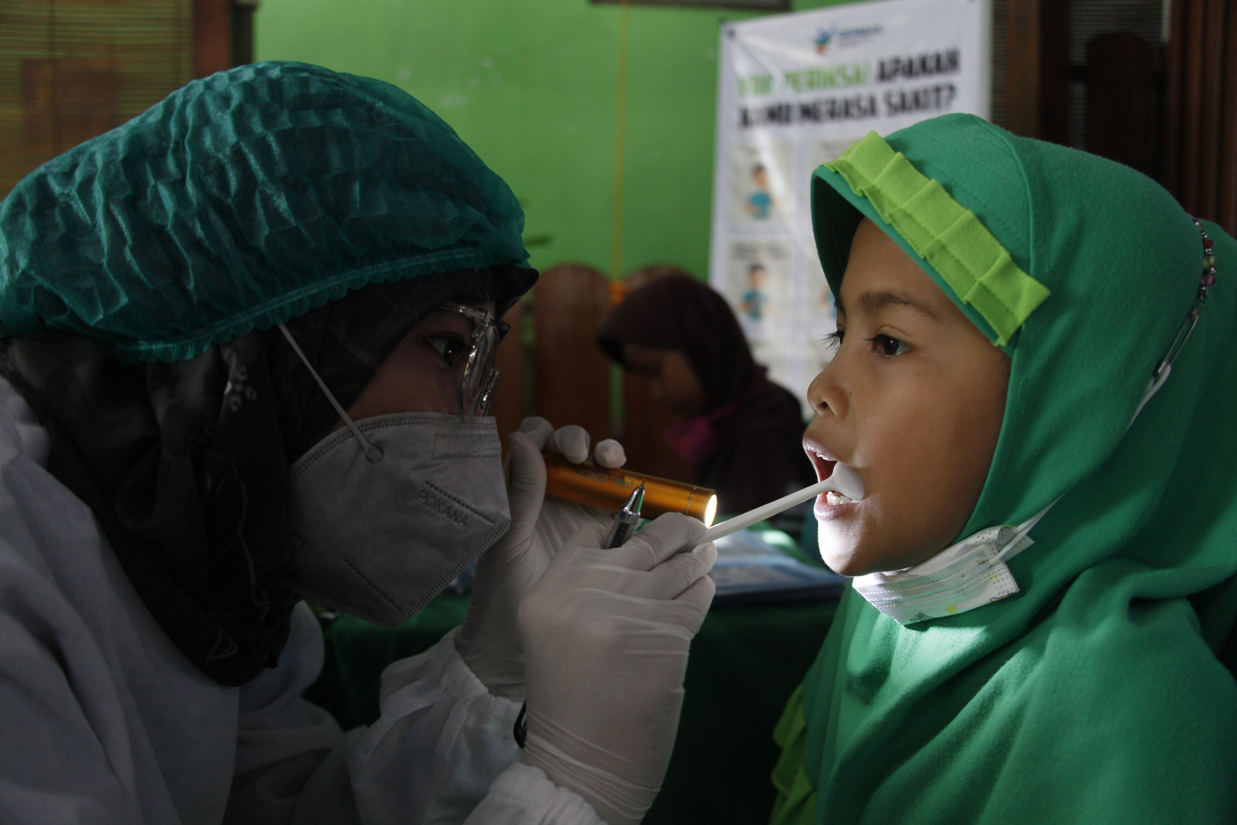 Tim medis Rumah Sakit Gigi dan Mulut Soelastri memeriksa kesehatan gigi siswa SD Kreatif Muhammadiyah 18 di Gandekan, Solo Jawa Tengah.