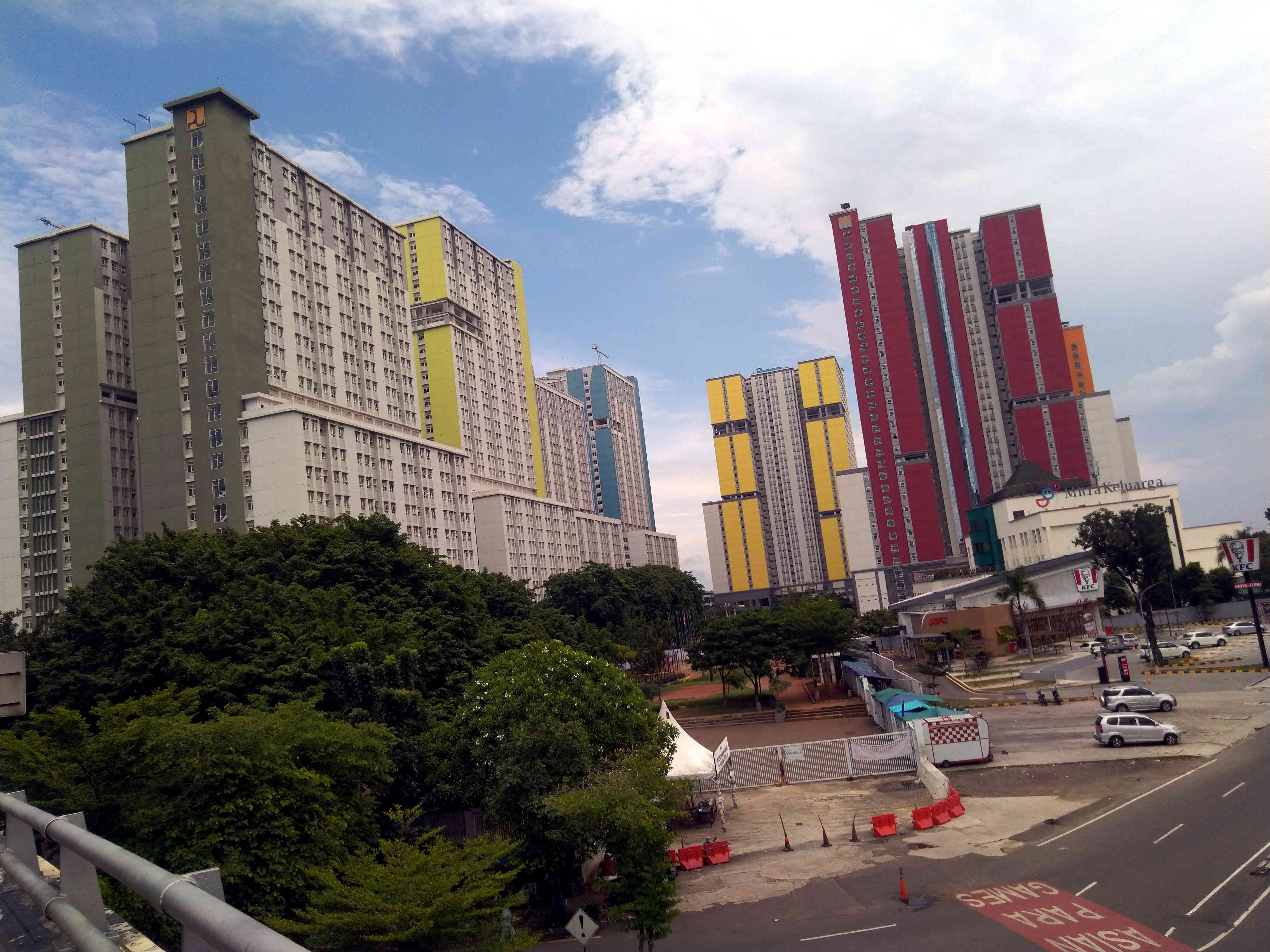 Petugas menyiapkan barang milik pasien covid-19 yang akan menempati RSDC Wisma Atlet, Jakarta, Selasa (11/1/2021).