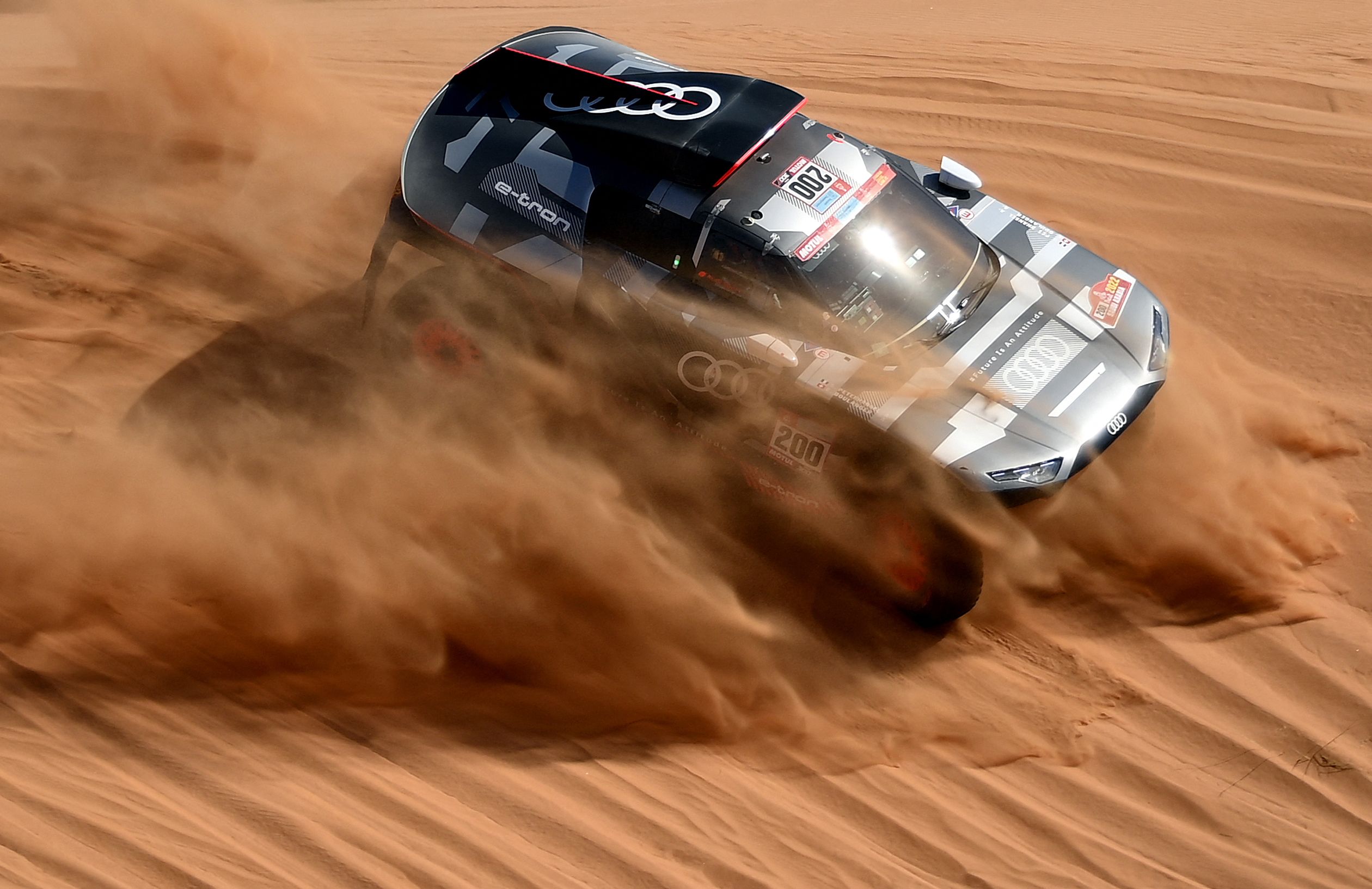 Pembalap Stephane Peterhansel mengendarai mobil listrik audi di Reli Dakar 2022