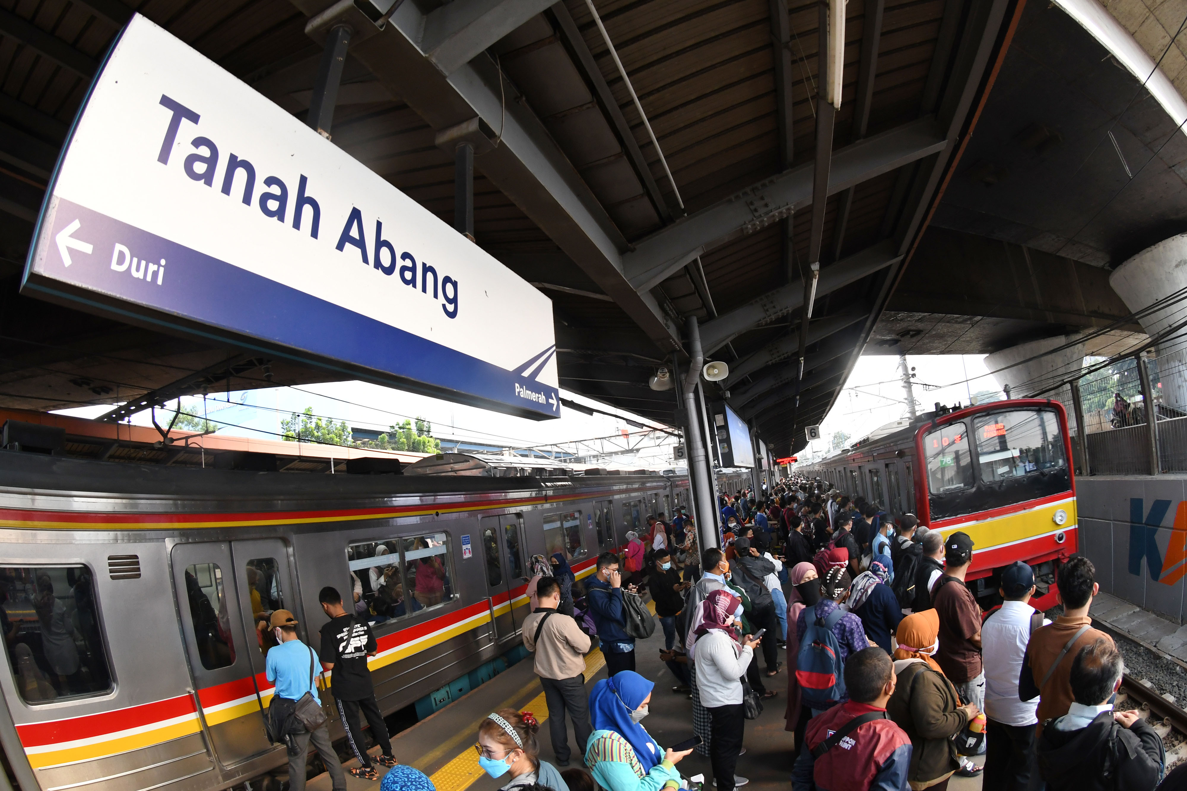 Sejumlah calon penumpang menunggu rangkaian gerbong kereta rel listrik (KRL) Commuter Line Jabodetabek tiba di Stasiun KA Tanah Abang, Jakar