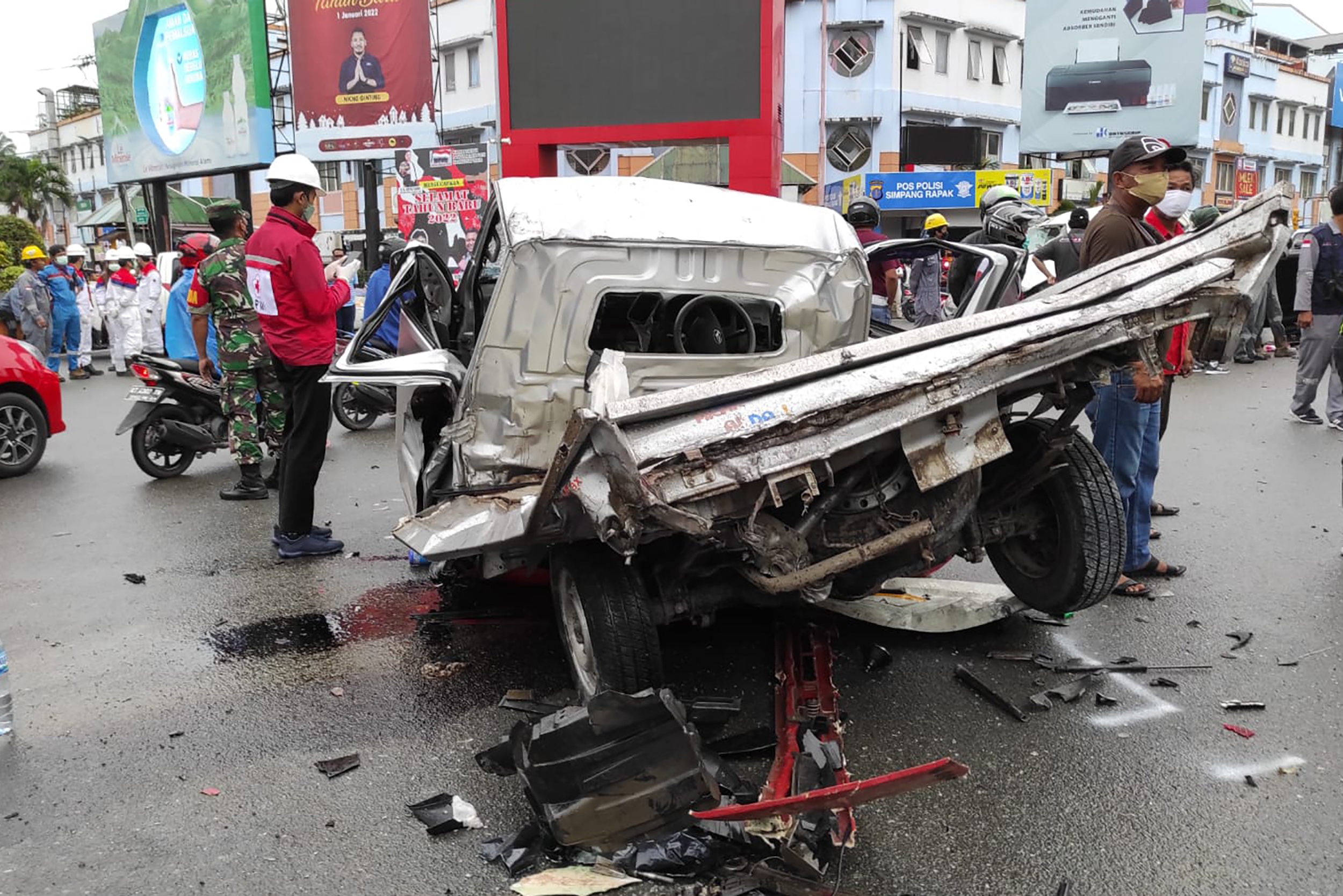 Warga mengamati sebuah mobil yang rusak akibat ditabrak truk tronton di Turunan Rapak, Balikpapan, Kaltim, Jumat (21/1)