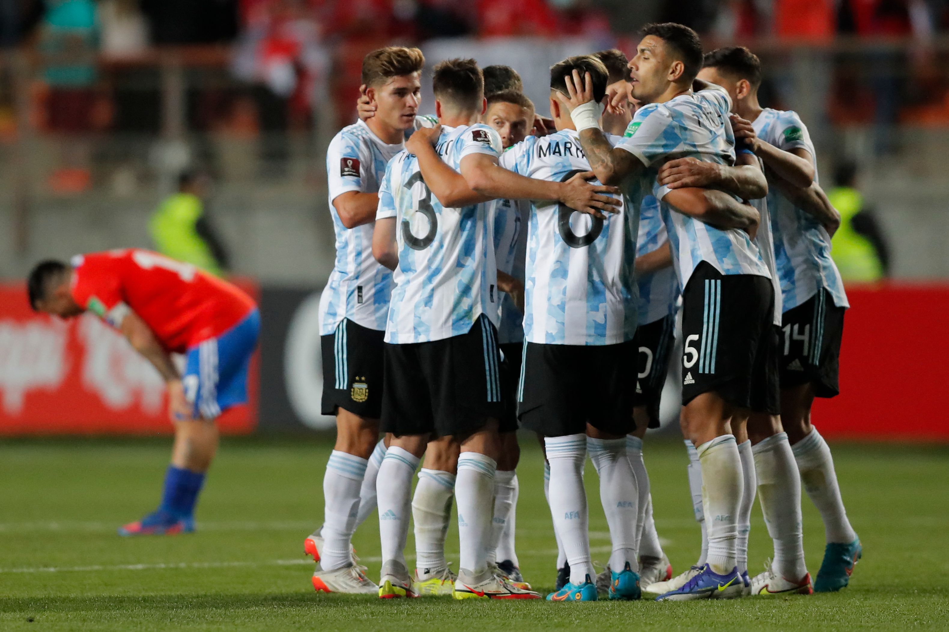 para pemain Argentina melakukan selebasi usai mengalahkan Cile di laga kualifikasi Piala Dunia.