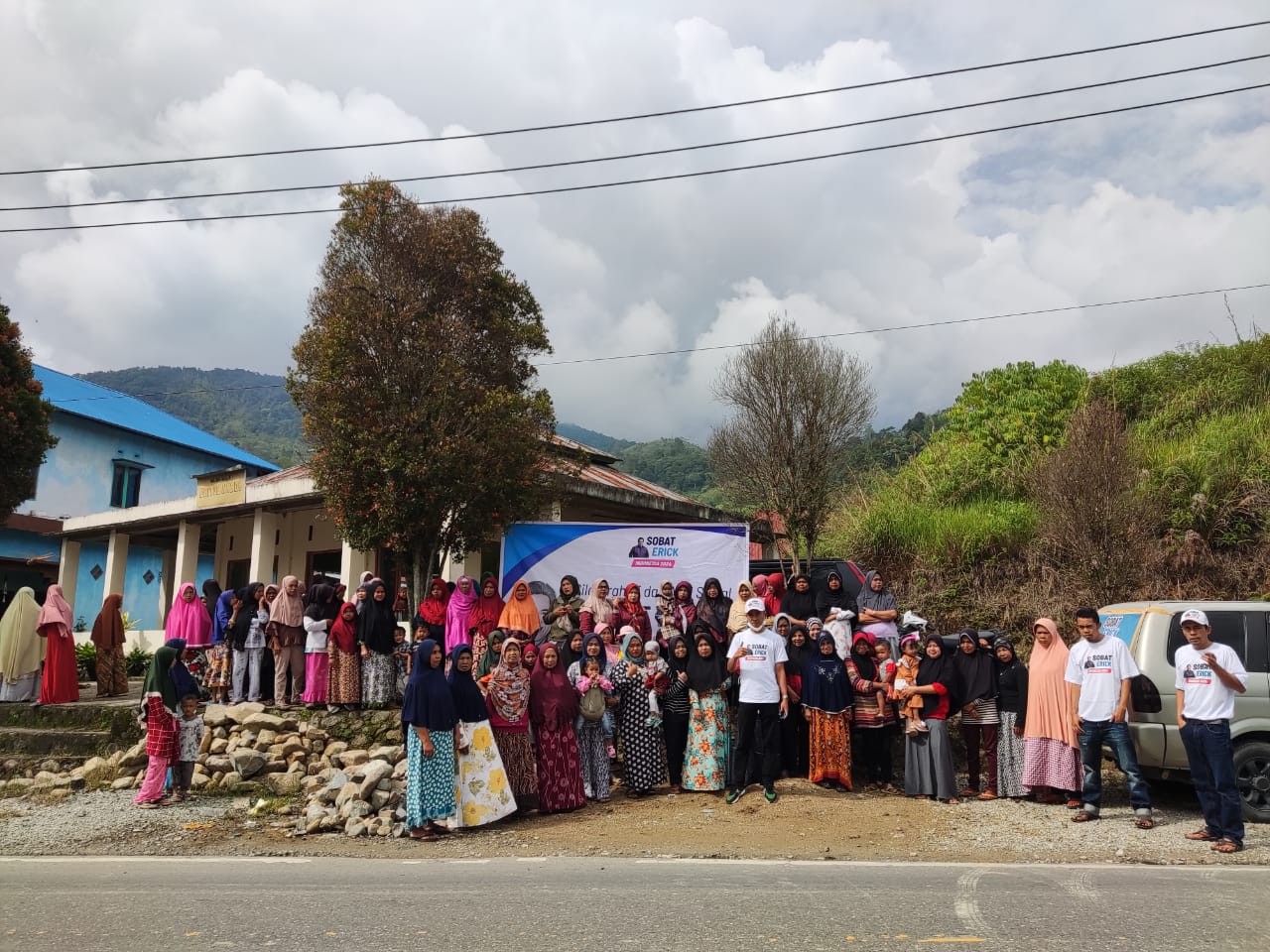 Sobat Erick Sumatera Barat membagikan sembako kepada petani dan kelompok Program Keluarga Harapan (PKH) di Jorong Suliti, Kabupapten Solok
