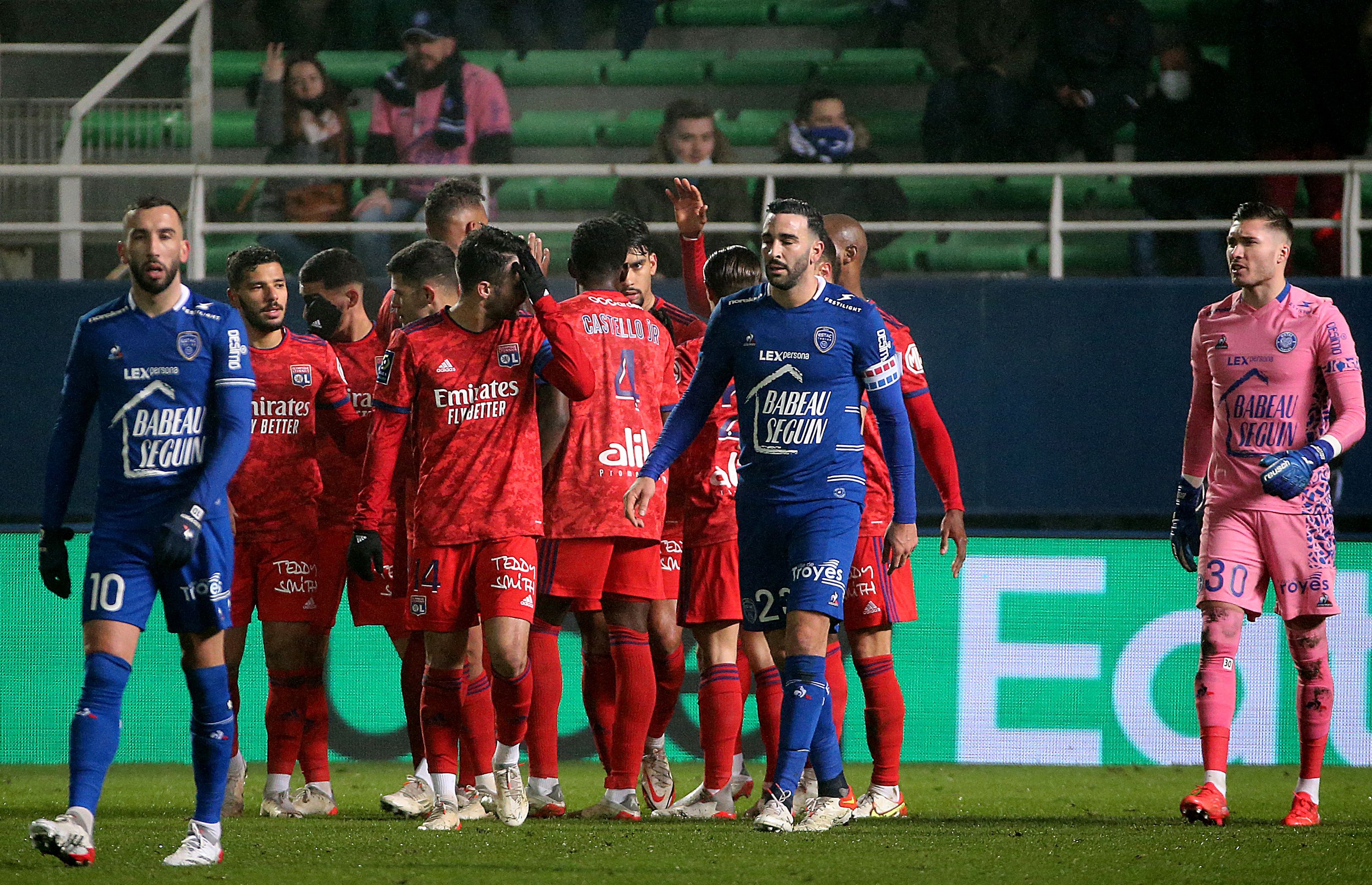 Para pemain Lyon melakukan selebrasi usai mencetak gol ke gawnag Troyes di laga Ligue 1.