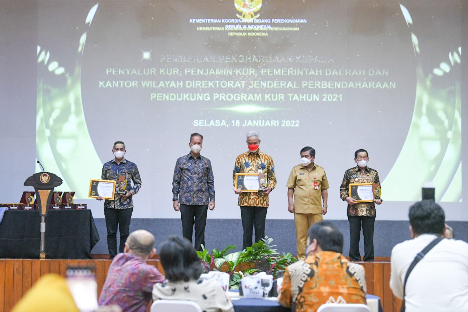 Pemprov Jateng meraih penghargaan sebagai Pemprov terbaik I dalam ajang Kredit Usaha Rakyat (KUR) Award dari Kemenko Perekonomian, Selasa (1