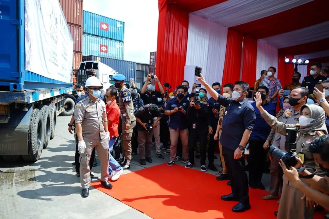 Gubernur Sumsel Herman Deru melepas ekspor komoditas pertanian di Sumsel di kawasan PT Berkat Makmur Kontainer Palembang.