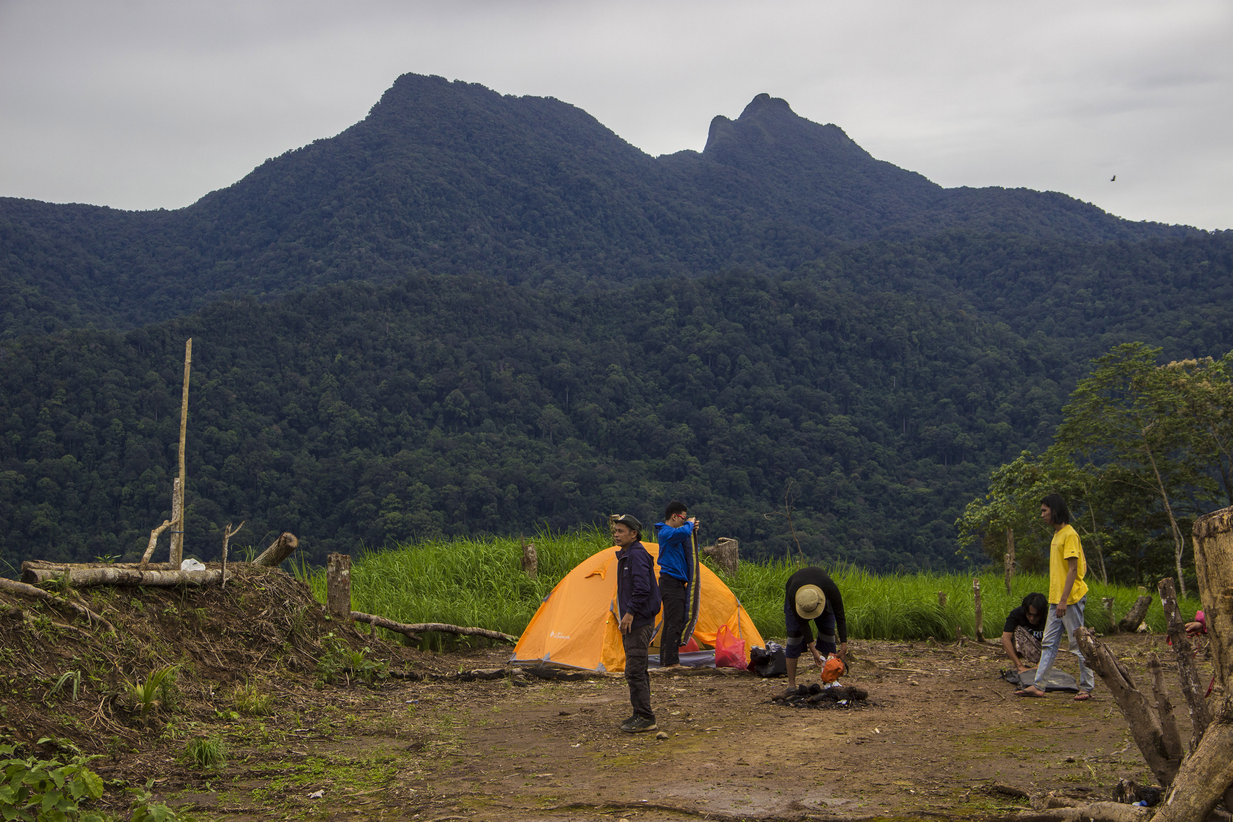 Pendaki dengan latar puncak gunung halau-halau