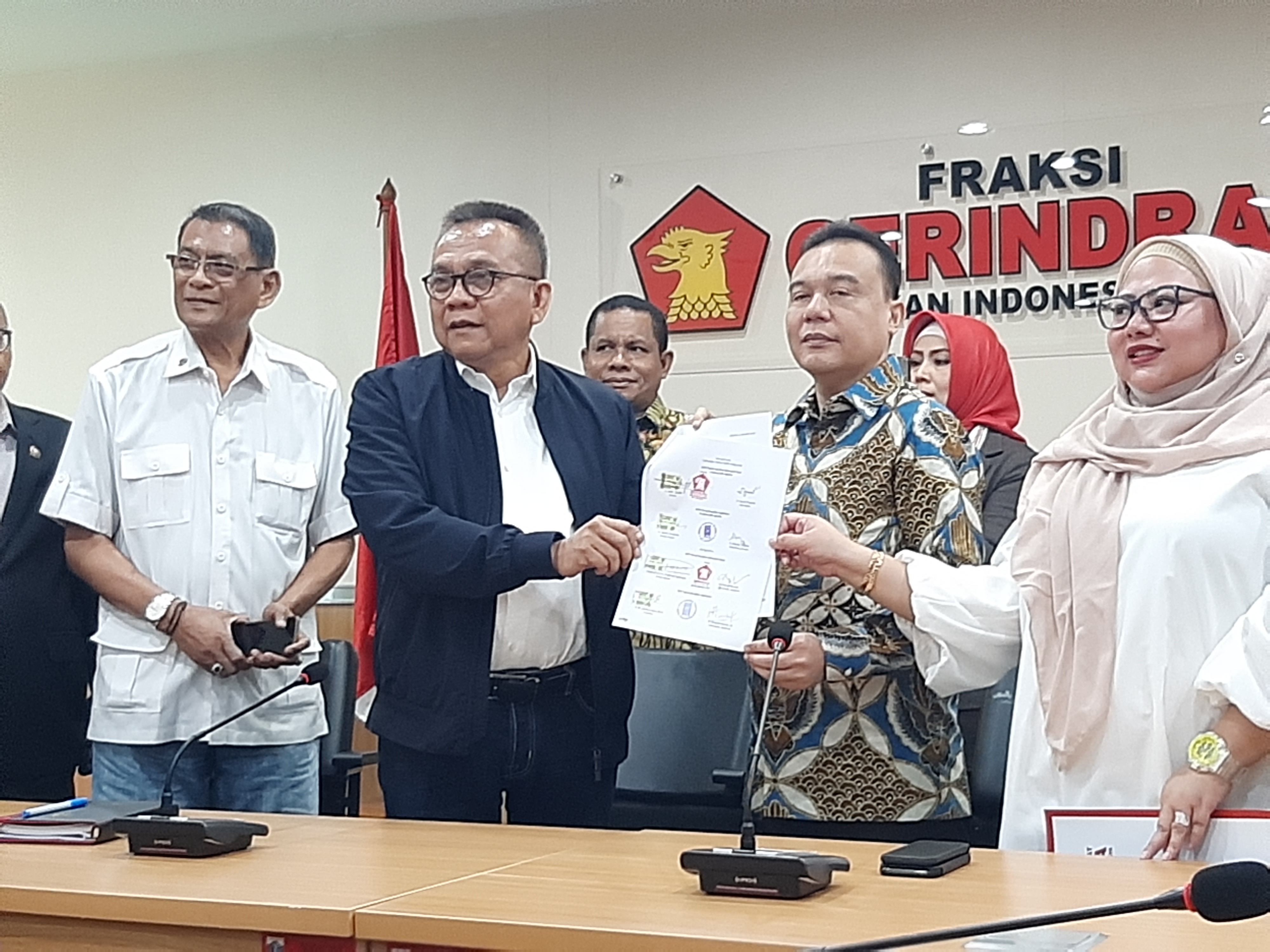 Wakil Ketua DPRD M Taufik (dua dari kiri).