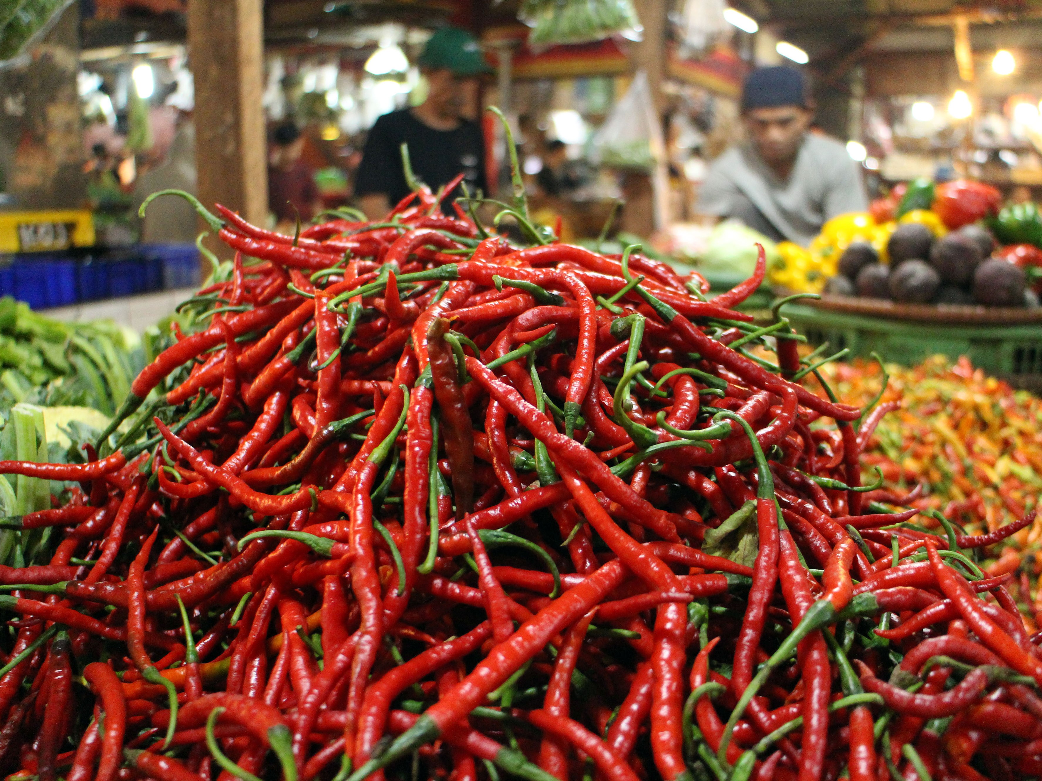 Pedagang sayur mayur menunggu pembeli di Pasar Cibinong, Kabupaten Bogor, Jawa Barat, Senin (1/11/2021).