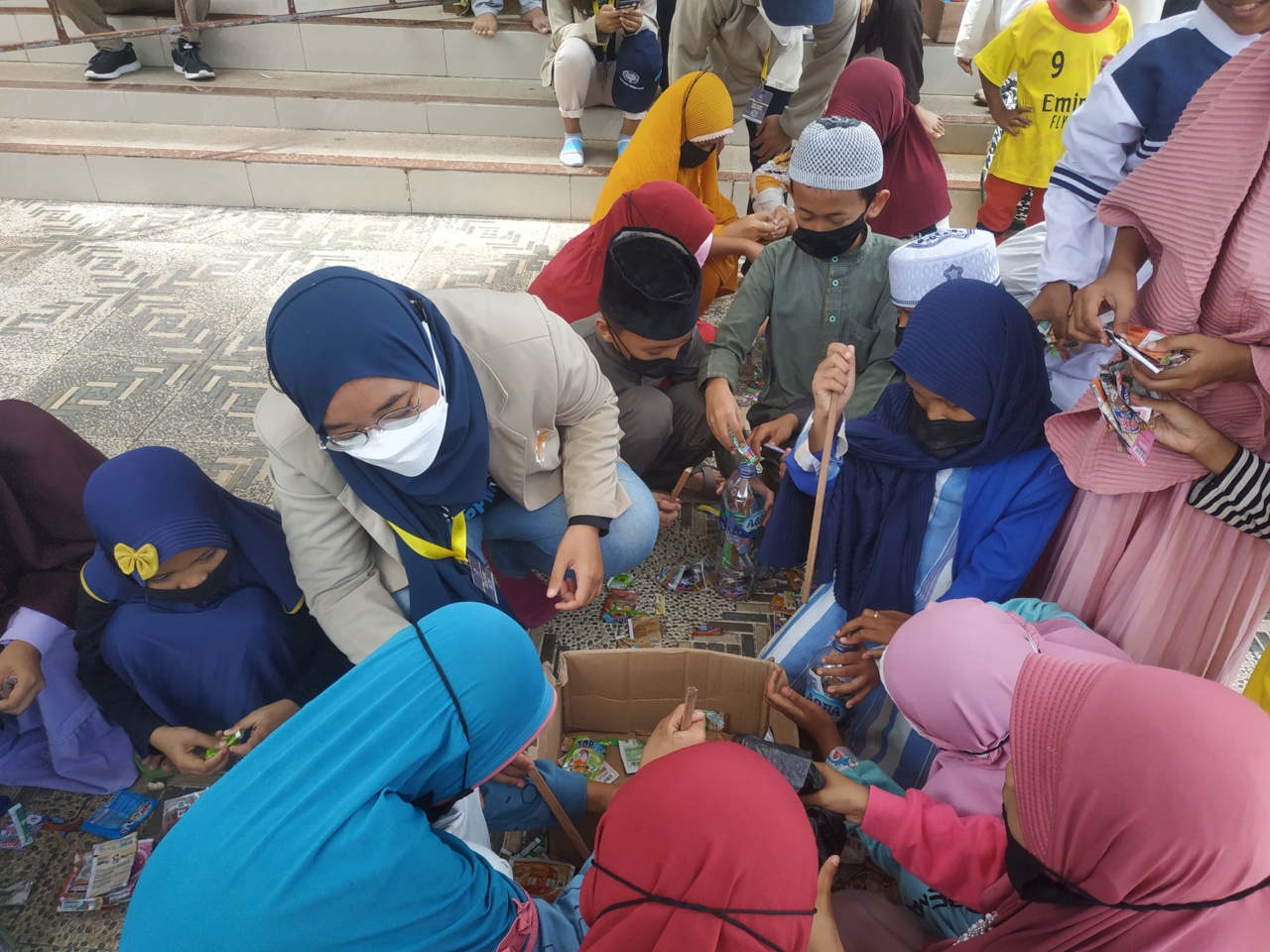 Mahasiswa UGM yang sedang melakukan KKN mengajarkan pembuatan eco-bricks