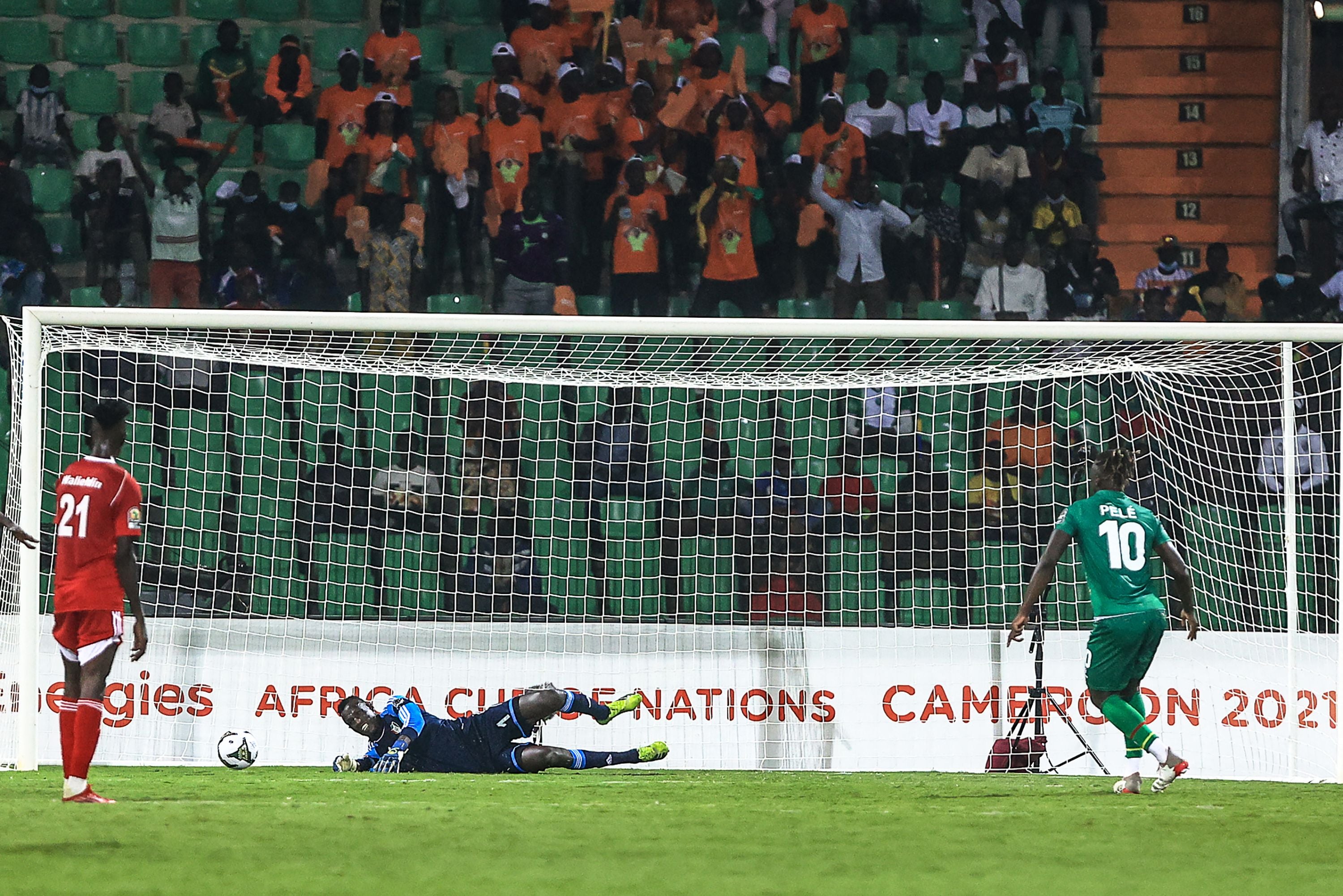 Kiper timnas Sudan Ali Abu Eshrein (tengah) berhasil menepis tendangan gelandang timnas Guinea-Bissau, Pele, pada laga Grup D Piala Afrika. 