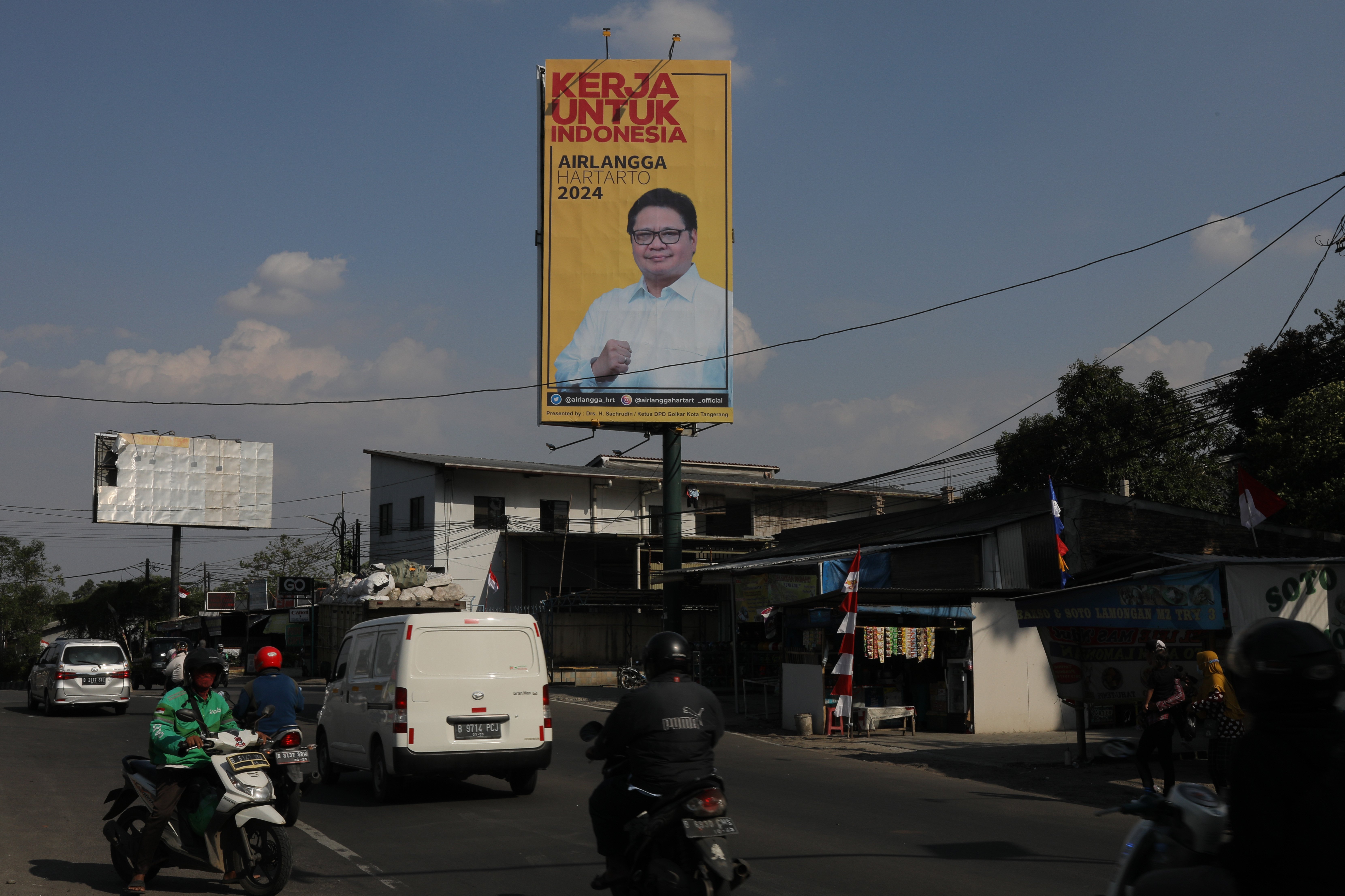 Baliho Ketua Umum Partai Golkar Airlangga Hartarto