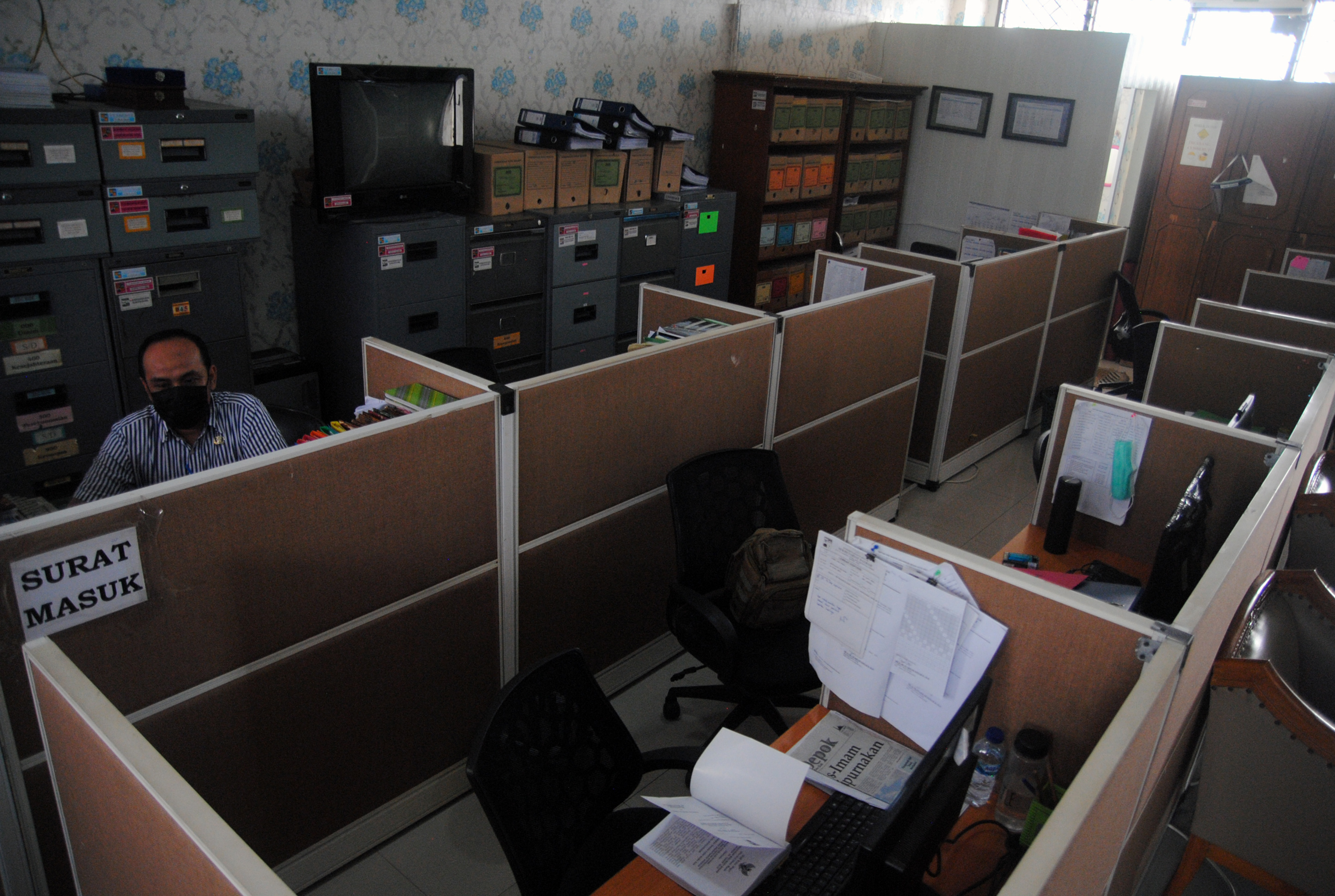 Ilustrasi: kantor yang sepi karena sebagian besar pegawai mengerjakan pekerjaan dari rumah.