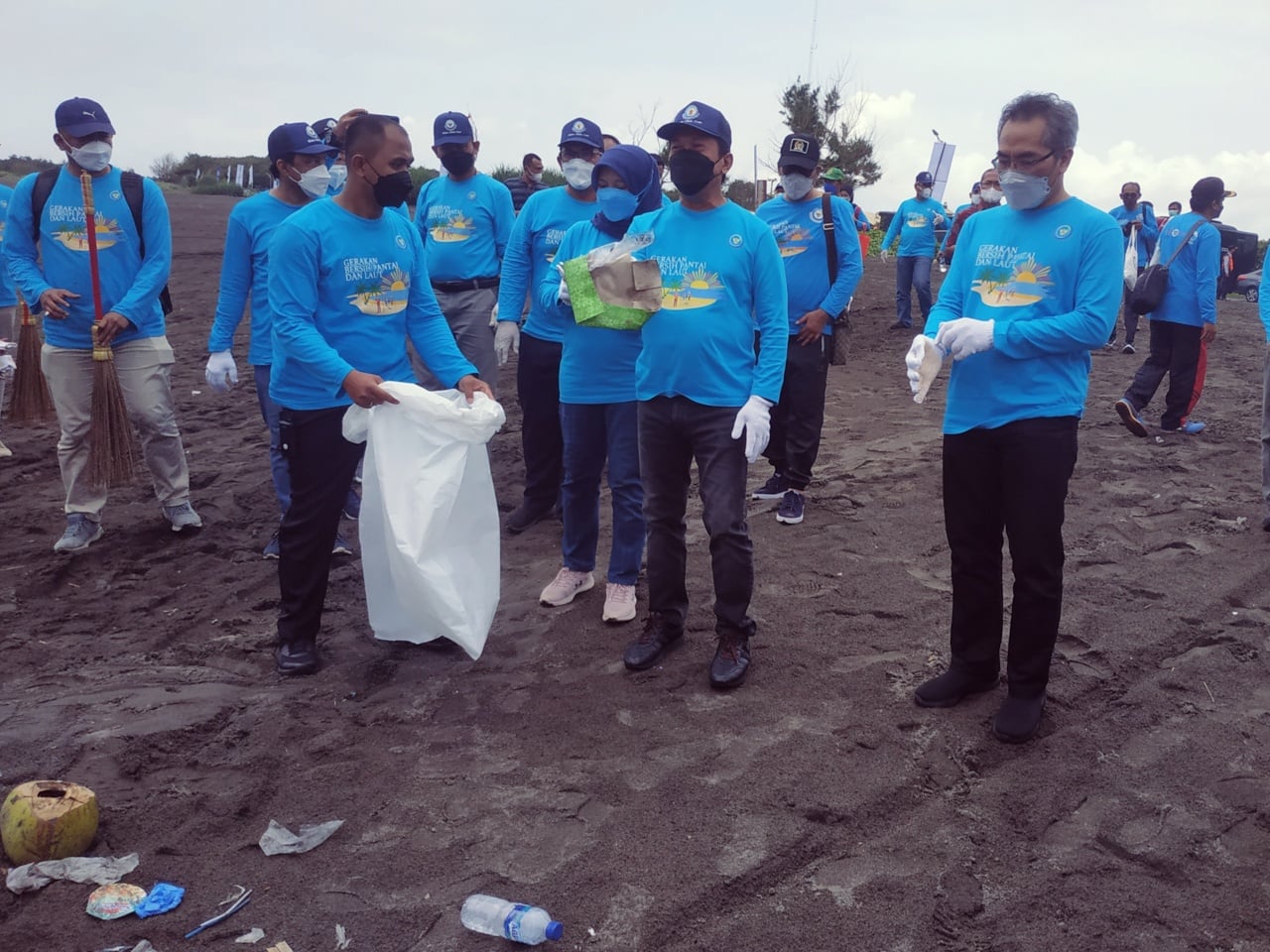 Menteri Kelautan dan Perikanan Sakti Wahyu Trenggono memimpin aksi bersih-bersih pantai di Bantul, DIY