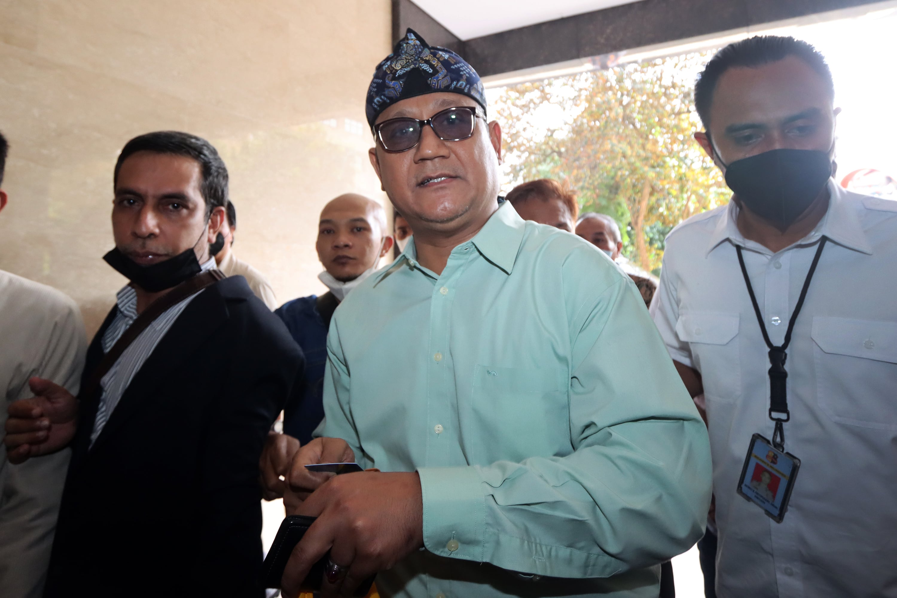 Pegiat media sosial, Edy Mulyadi (tengah)