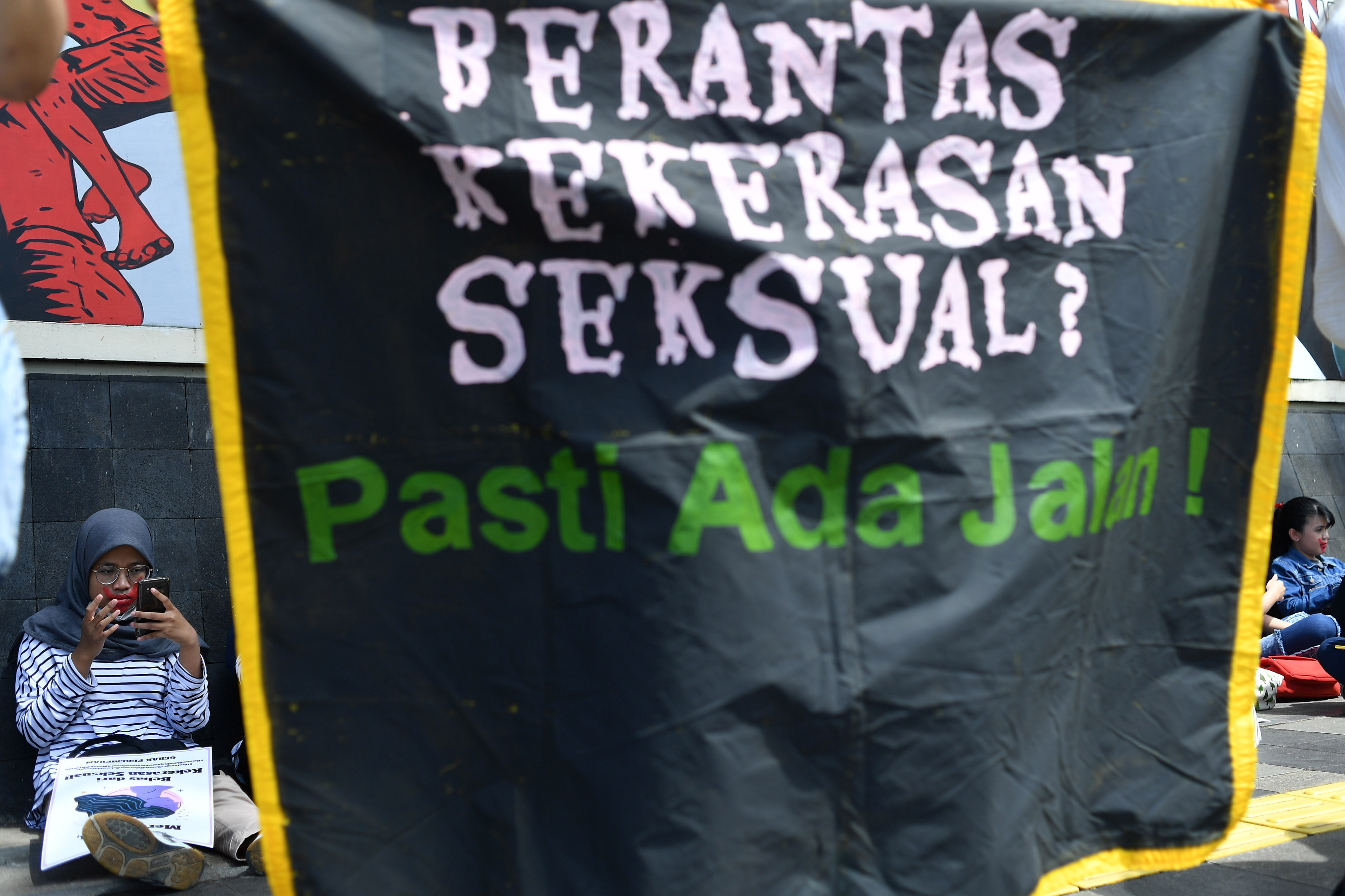  KEKERASAN SEKSUAL: Aktivis Gerak Perempuan menggelar aksi di depan kantor Kemendikbudristek mendesak pelaku kekerasan seksual dihukum berat
