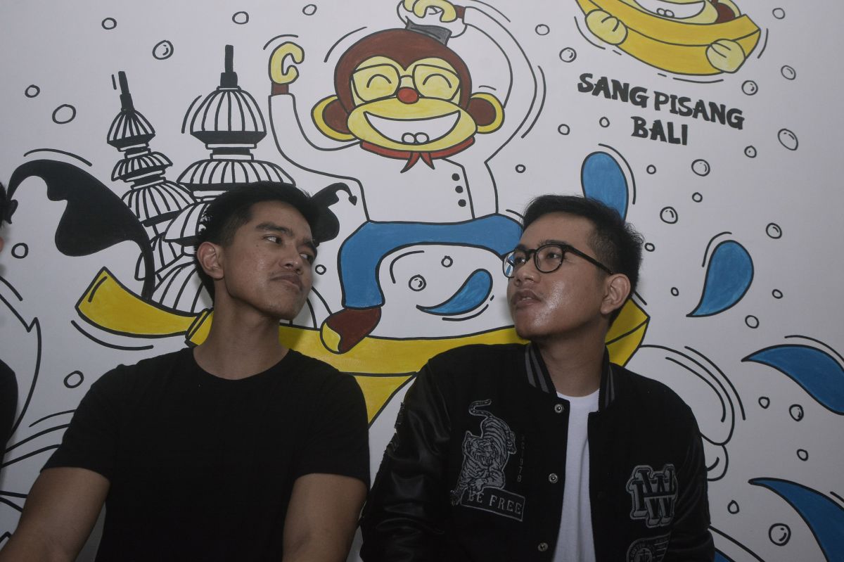 Putra Presiden Joko Widodo, Kaesang Pangarep (kiri) berbincang dengan kakaknya, Gibran Rakabuming Raka.